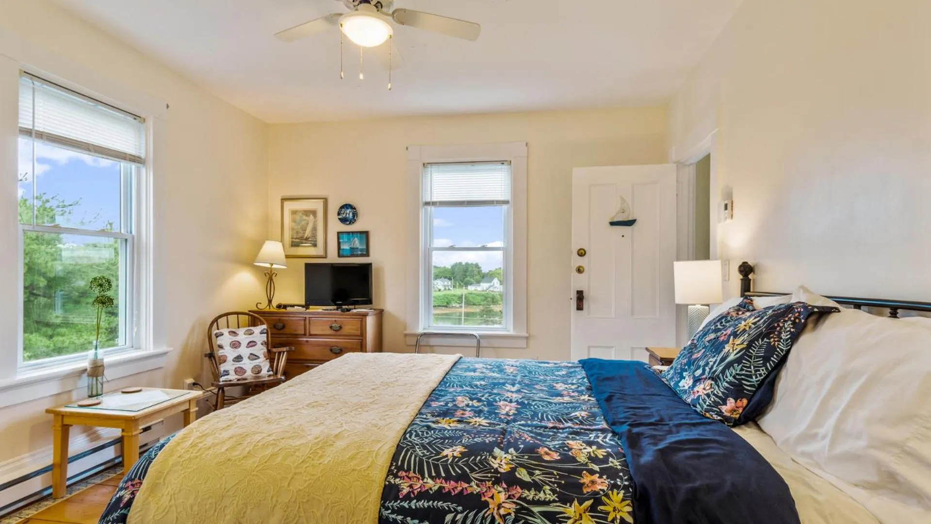 Bed in Bayview Pines Country Inn B&B