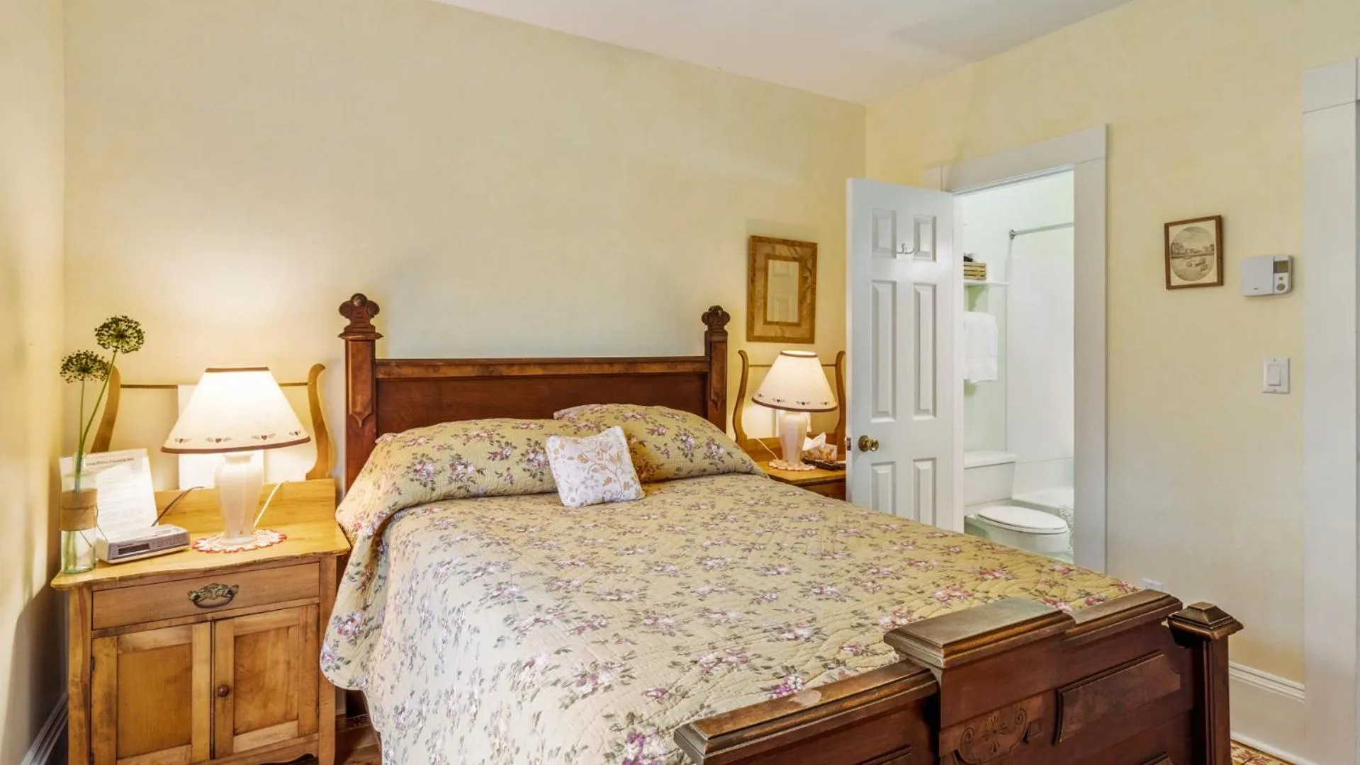 Bed in Bayview Pines Country Inn B&B