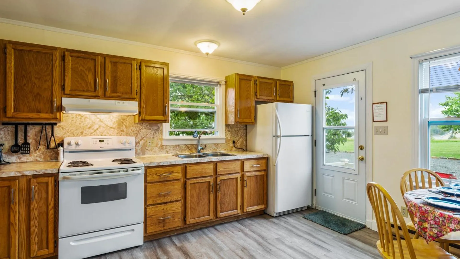 Kitchen or kitchenette in Bayview Pines Country Inn B&B