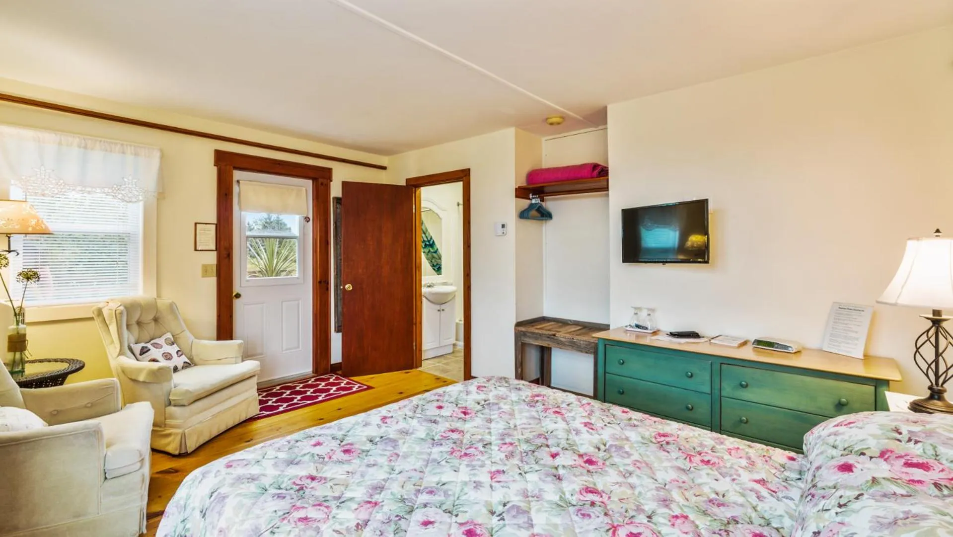 Photo of the whole room, Bed in Bayview Pines Country Inn B&B