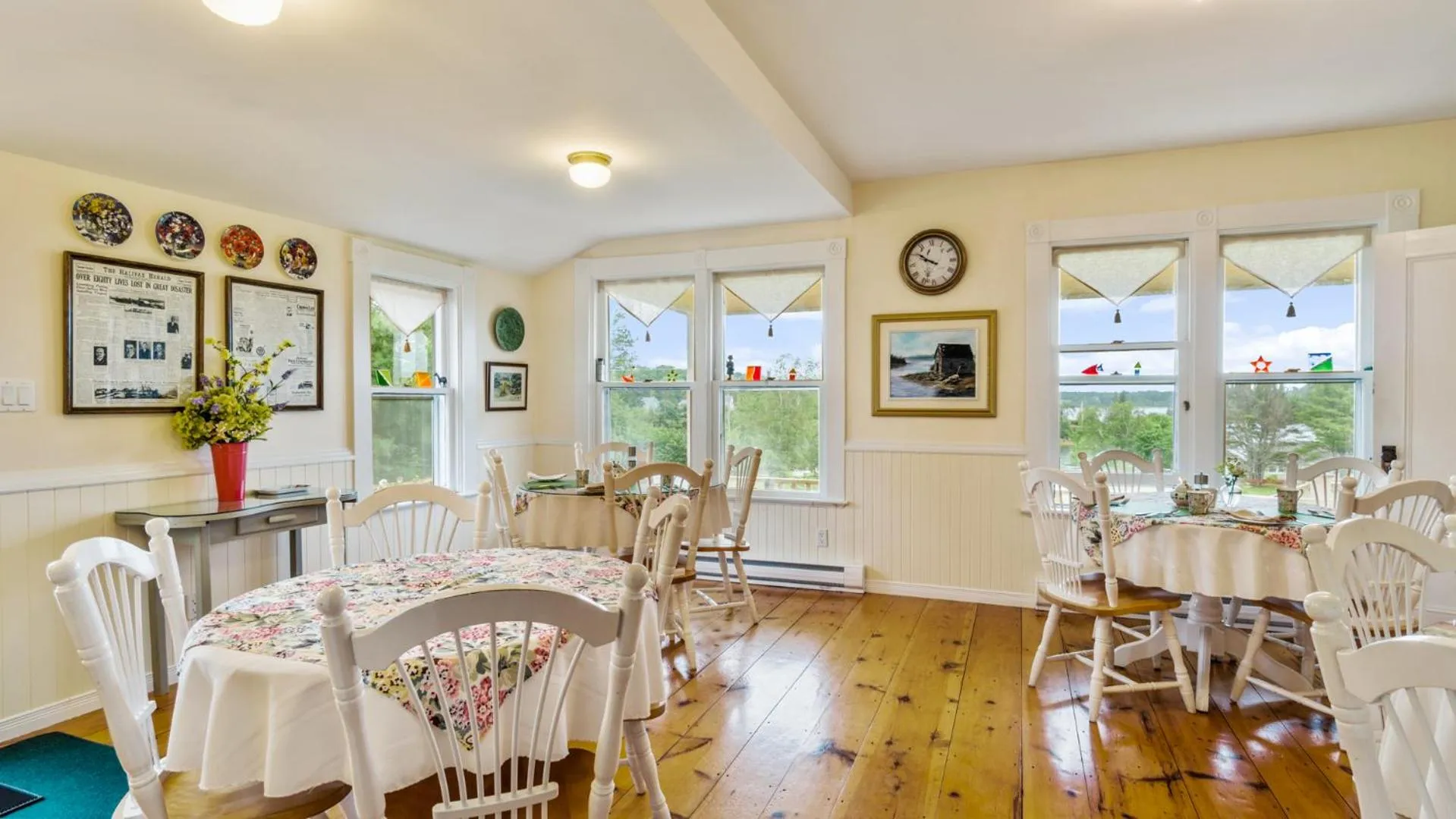 Dining area in Bayview Pines Country Inn B&B