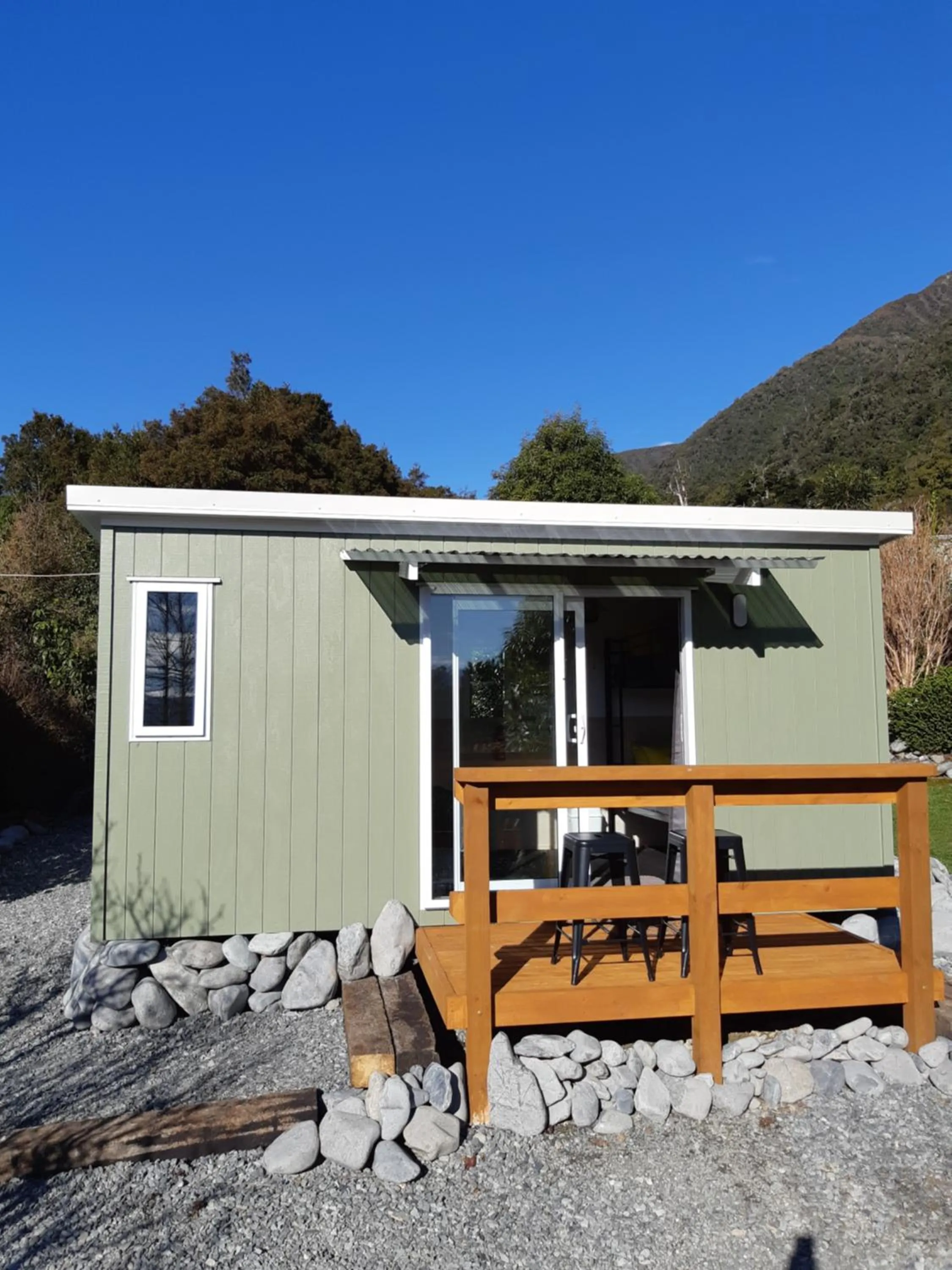 Property building in Jackson's Retreat Alpine Holiday Park