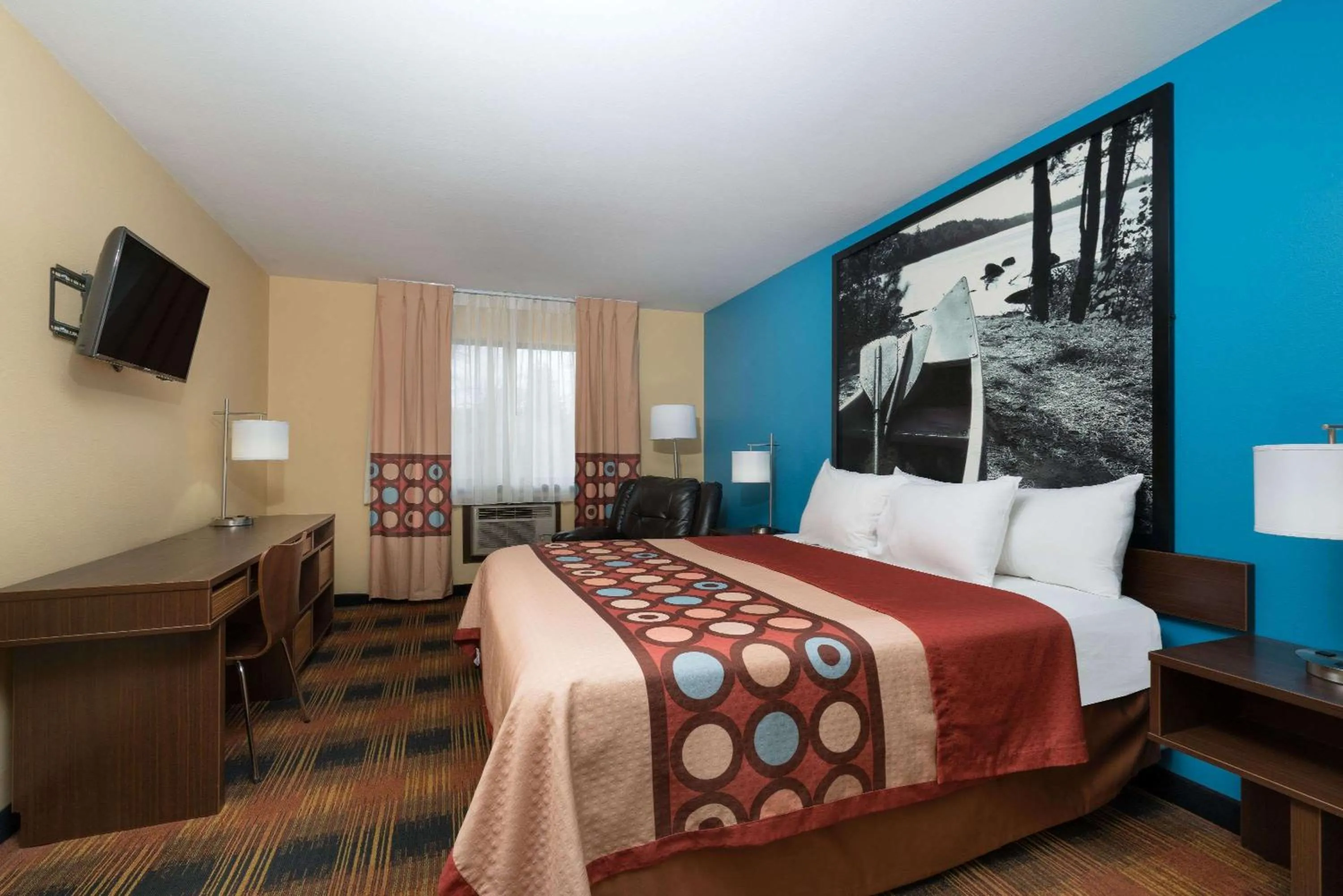 Photo of the whole room, Bed in Super 8 by Wyndham Rochester Mayo Clinic Area