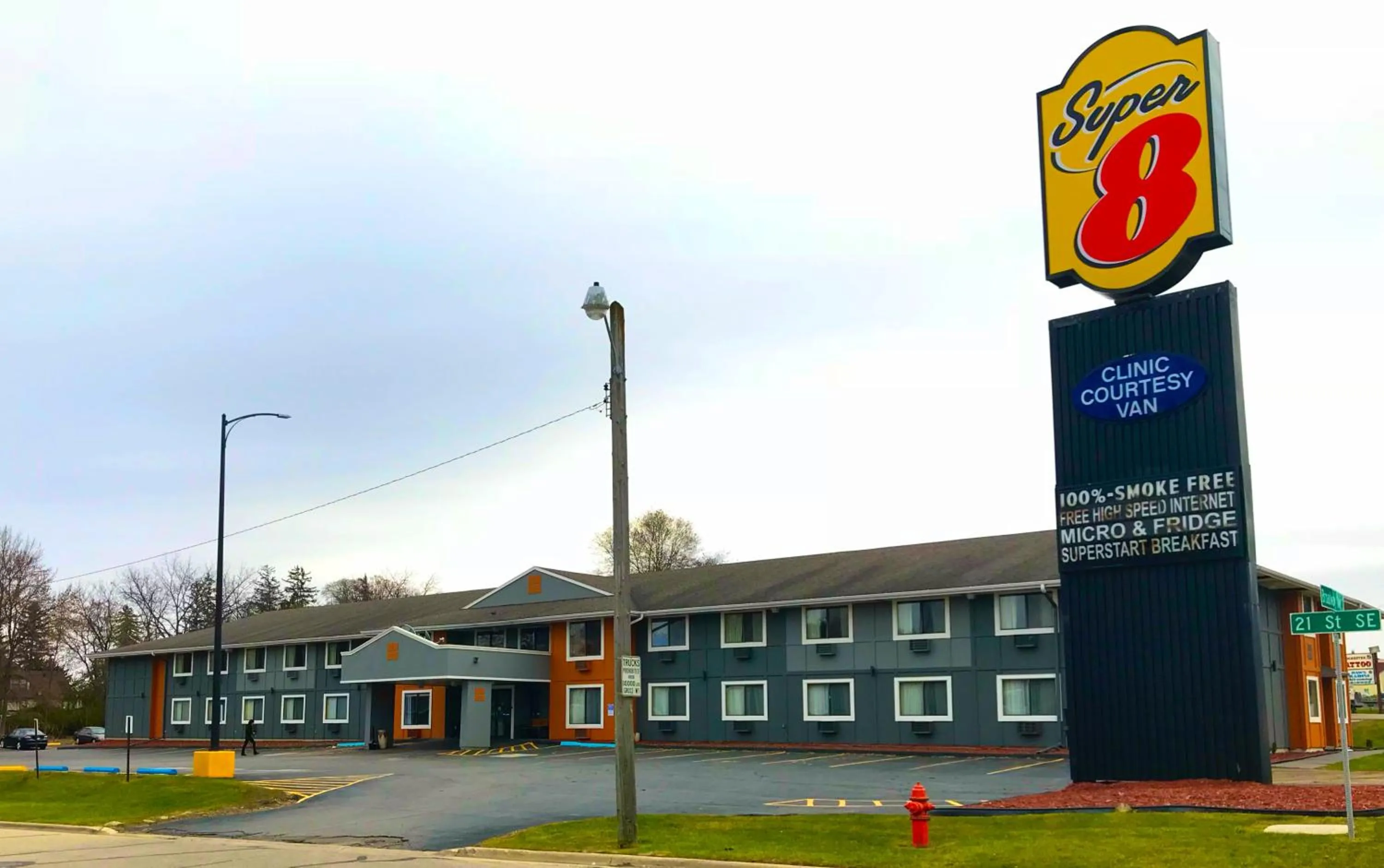 Super 8 by Wyndham Rochester Mayo Clinic Area