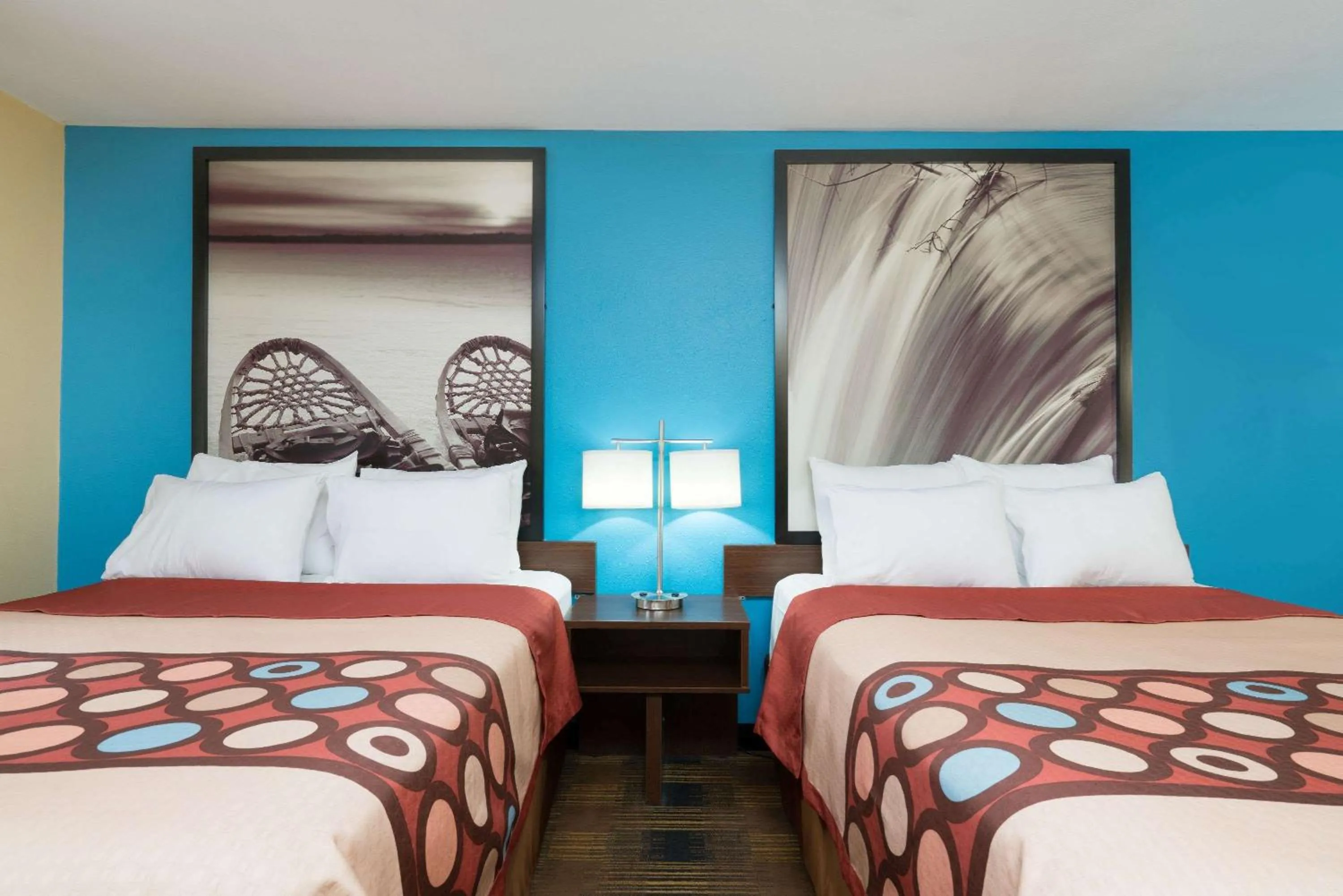 Photo of the whole room, Bed in Super 8 by Wyndham Rochester Mayo Clinic Area