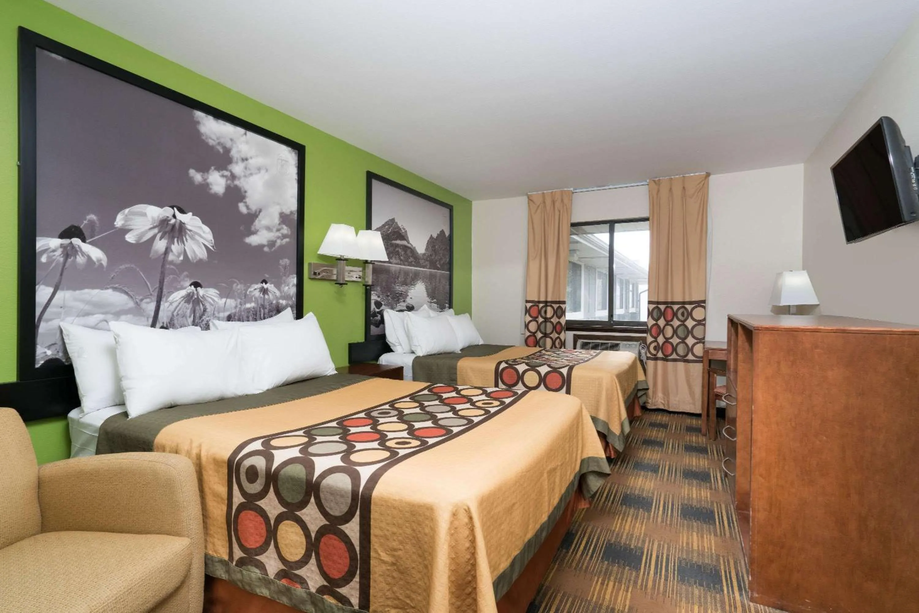 Photo of the whole room, Bed in Super 8 by Wyndham Rochester Mayo Clinic Area