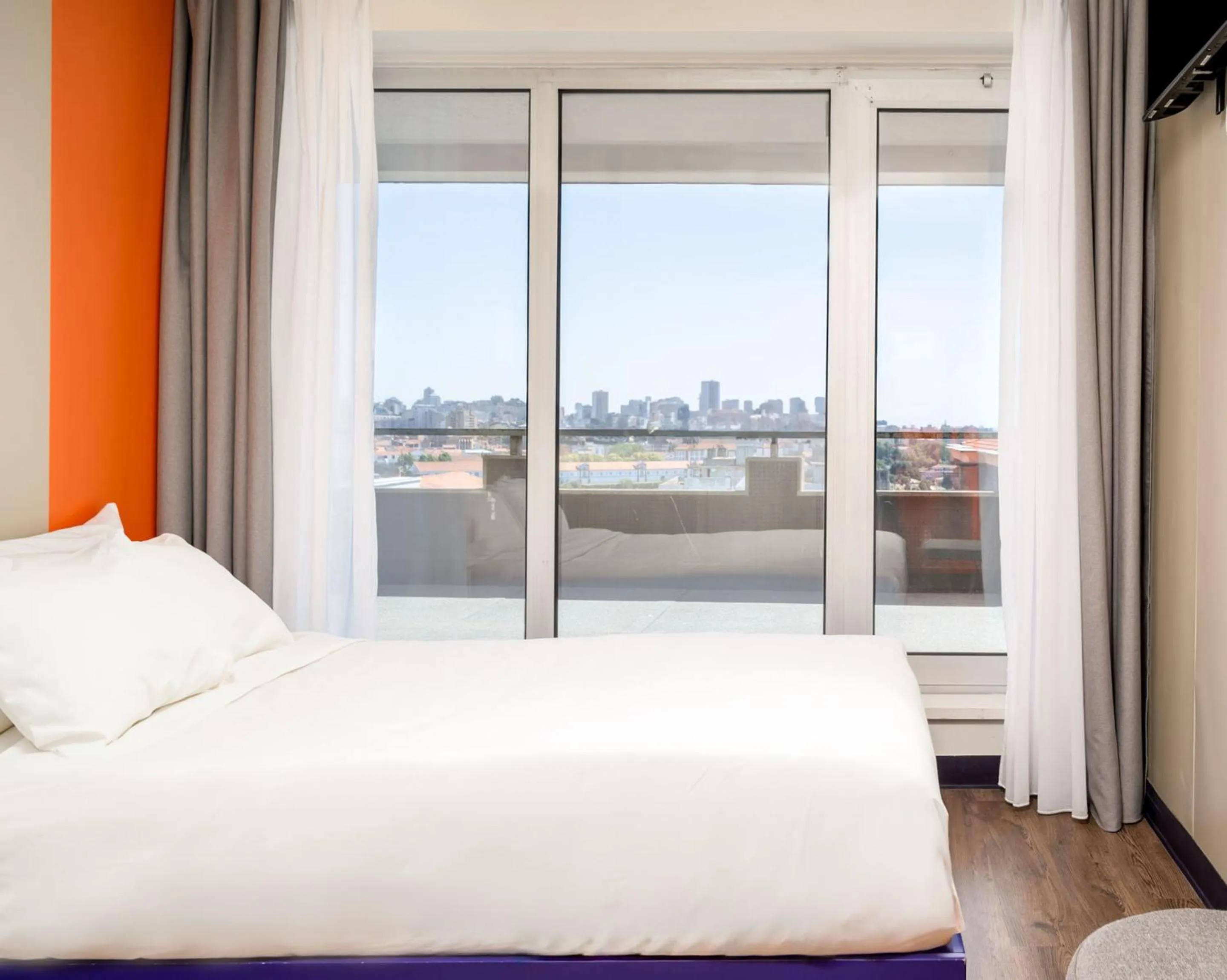 Bed in STAYSOME Porto Herculano