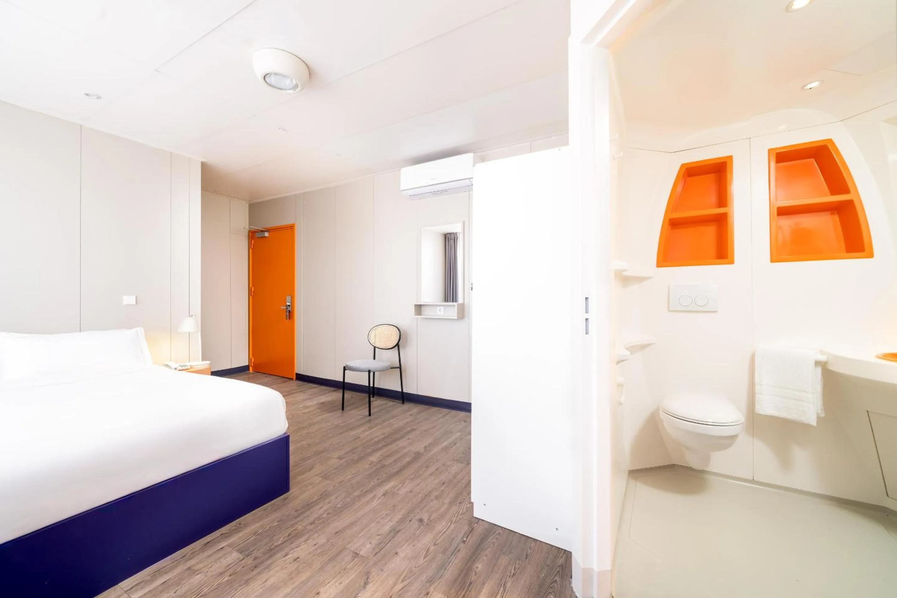 Shower, Bed in STAYSOME Porto Herculano