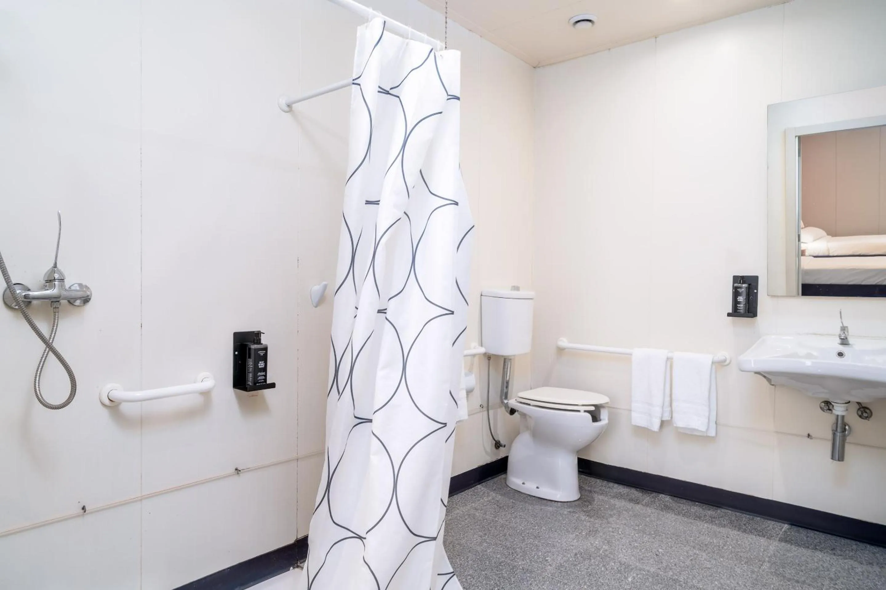 Shower in STAYSOME Porto Herculano