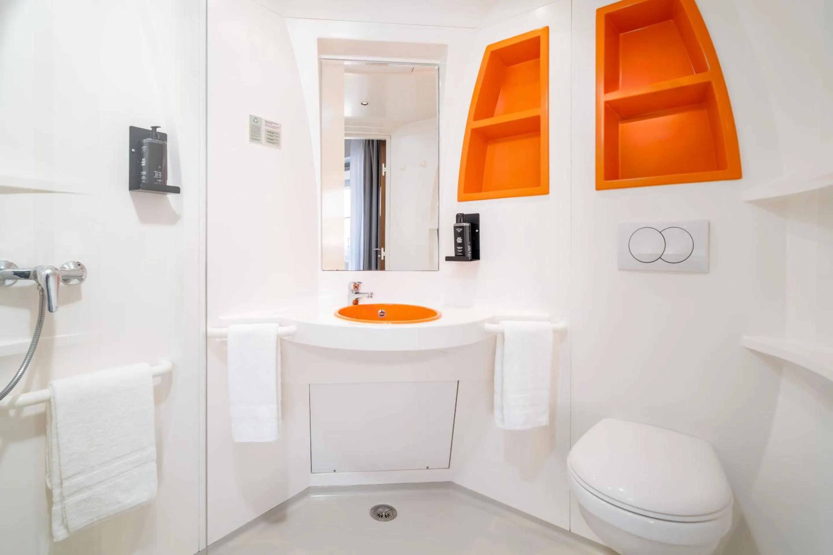 Shower in STAYSOME Porto Herculano