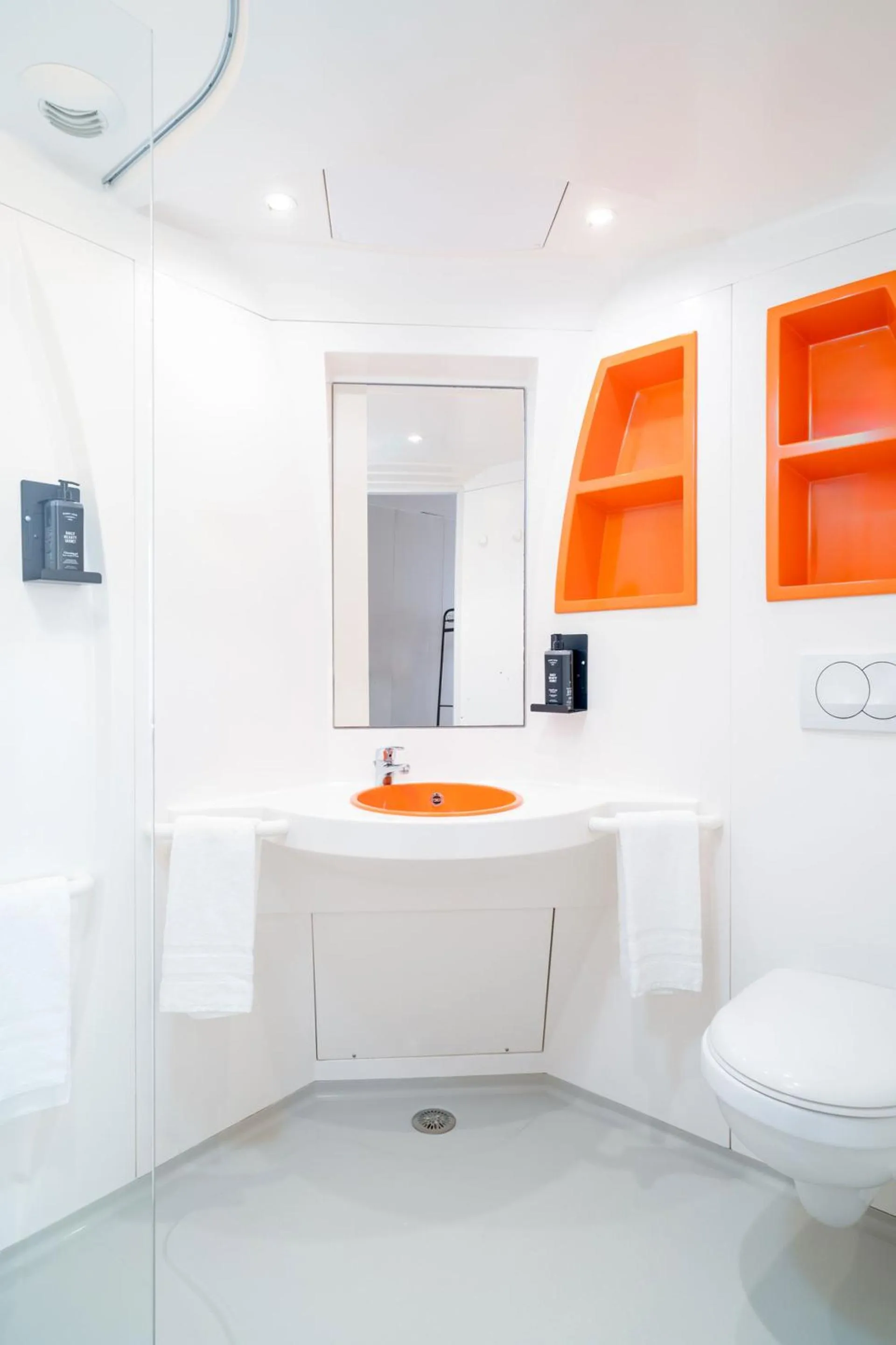 Shower in STAYSOME Porto Herculano