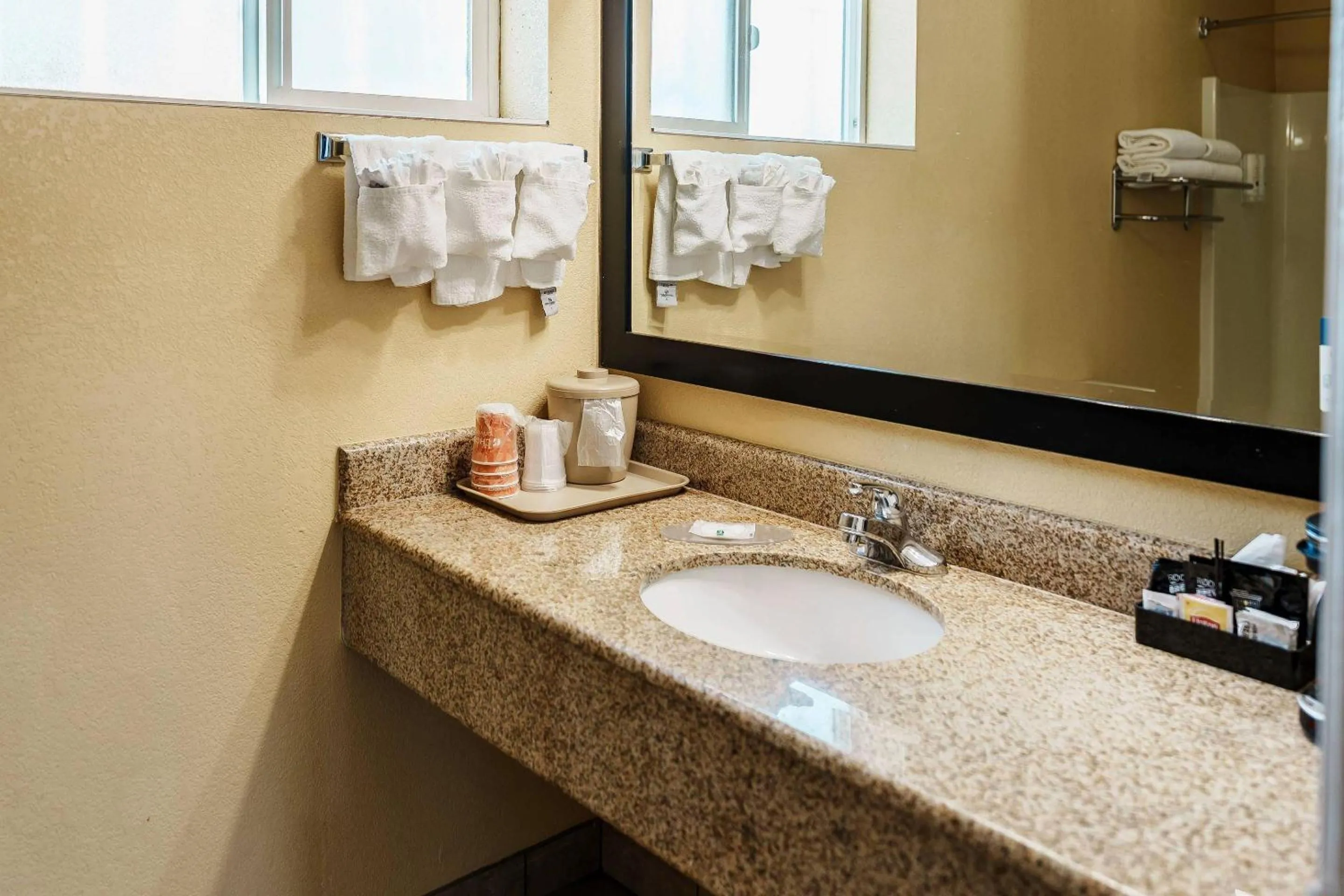 Bedroom in Quality Inn Ukiah