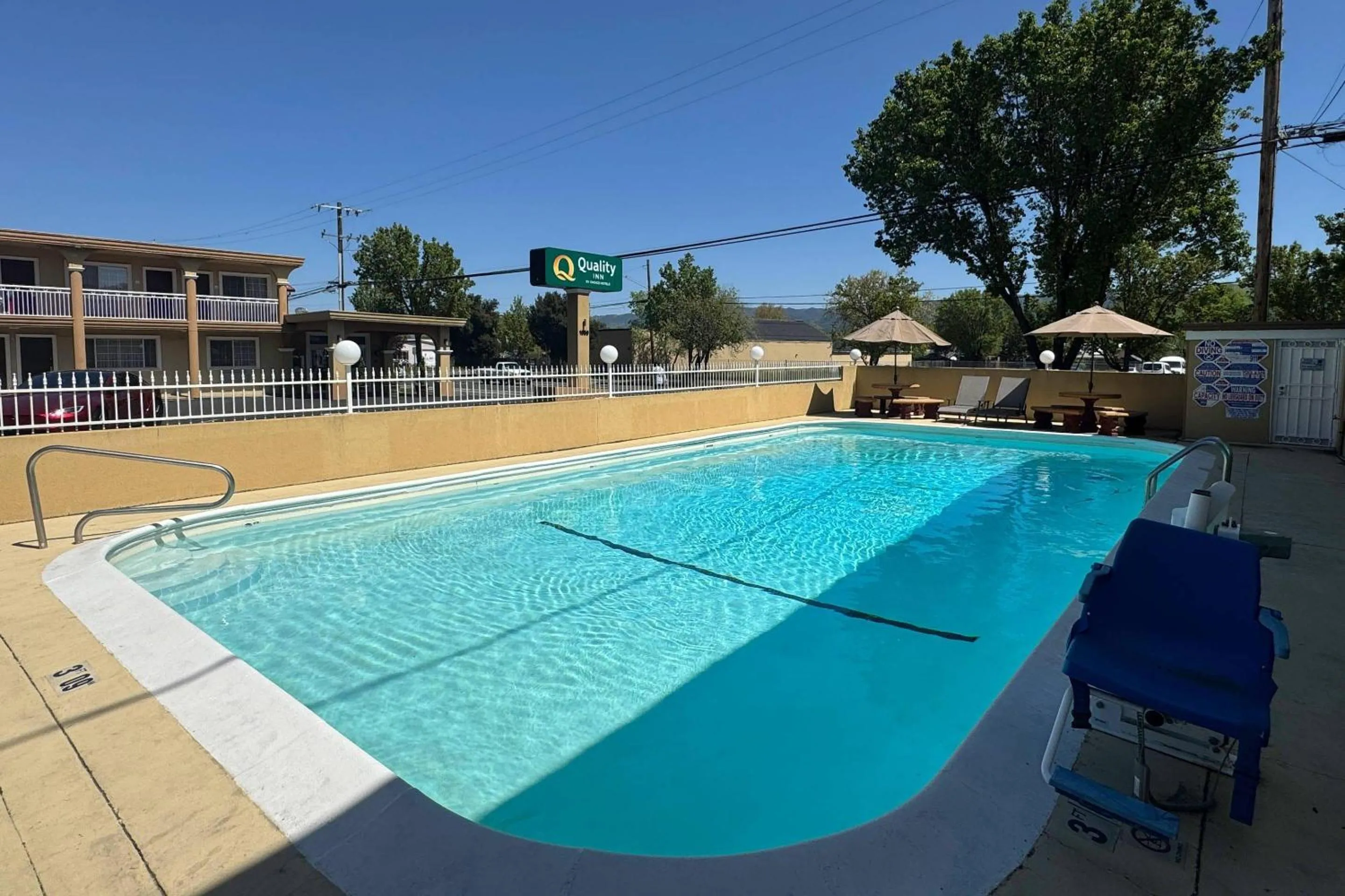 Swimming pool in Quality Inn Ukiah