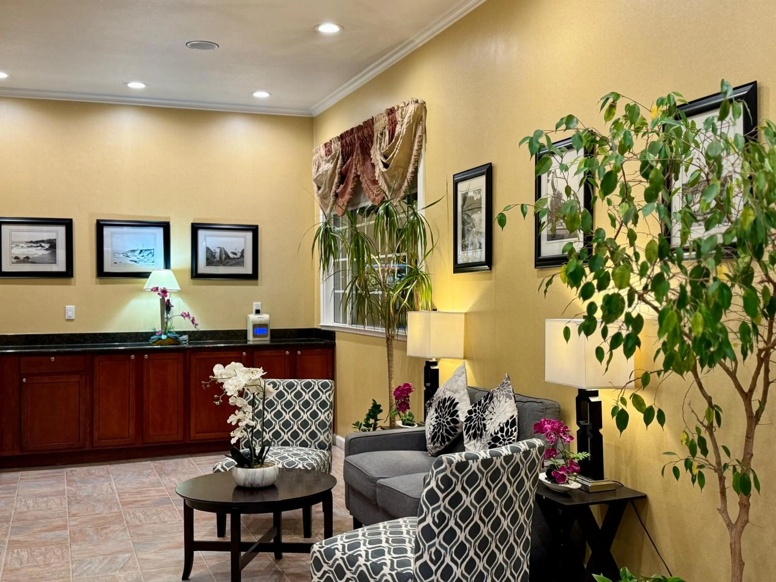Seating area in Quality Inn Ukiah