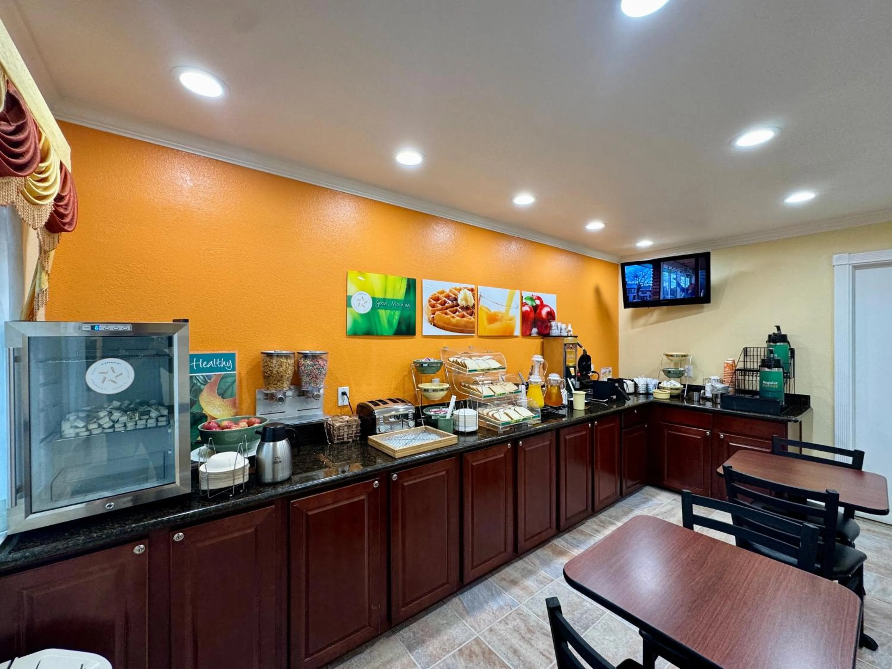 Buffet breakfast in Quality Inn Ukiah