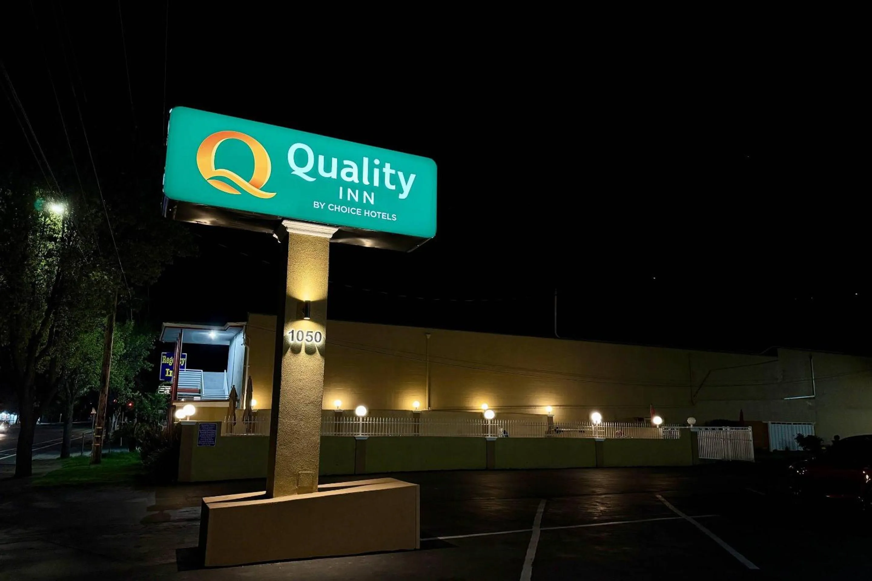 Property building in Quality Inn Ukiah