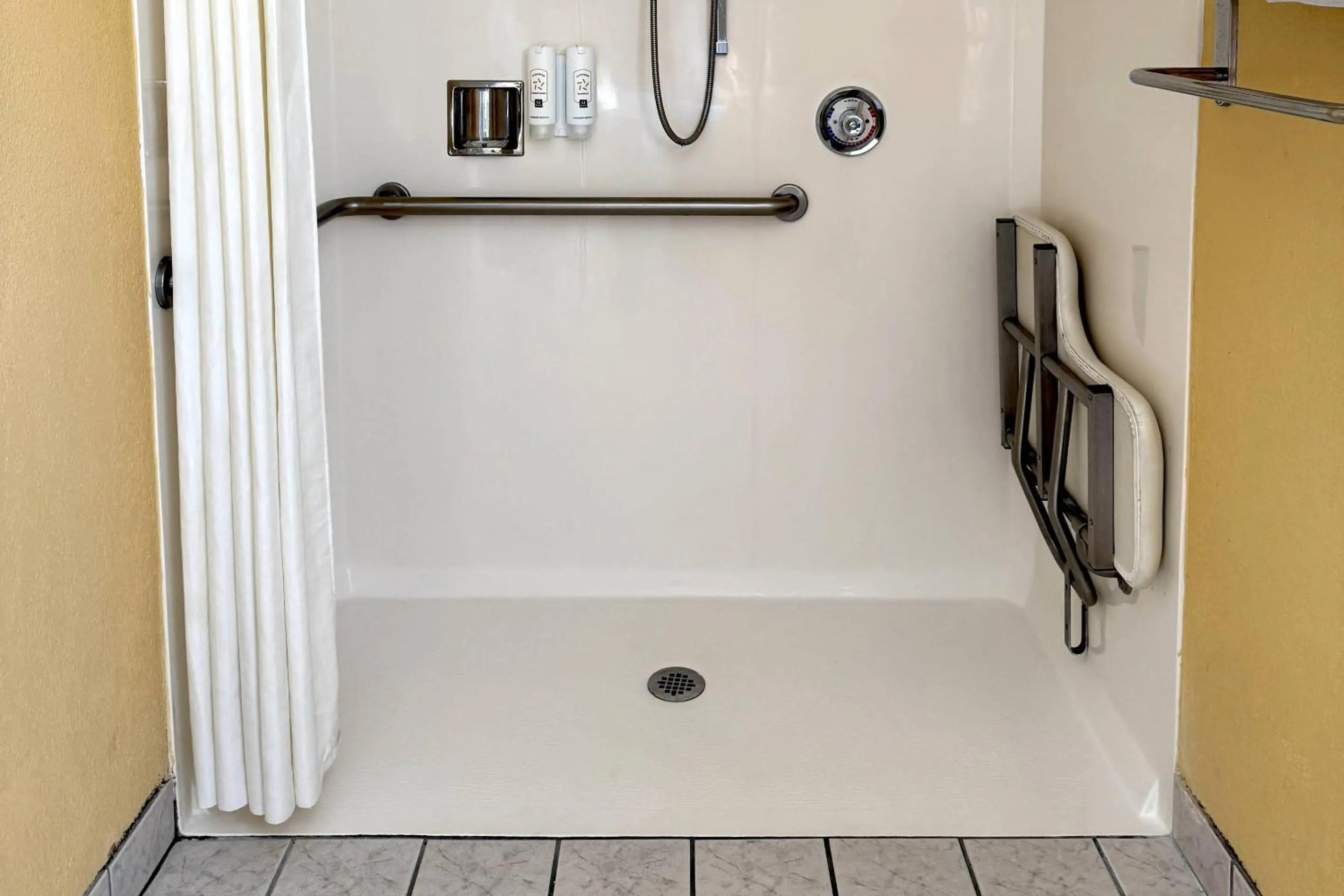 Bedroom in Quality Inn Ukiah