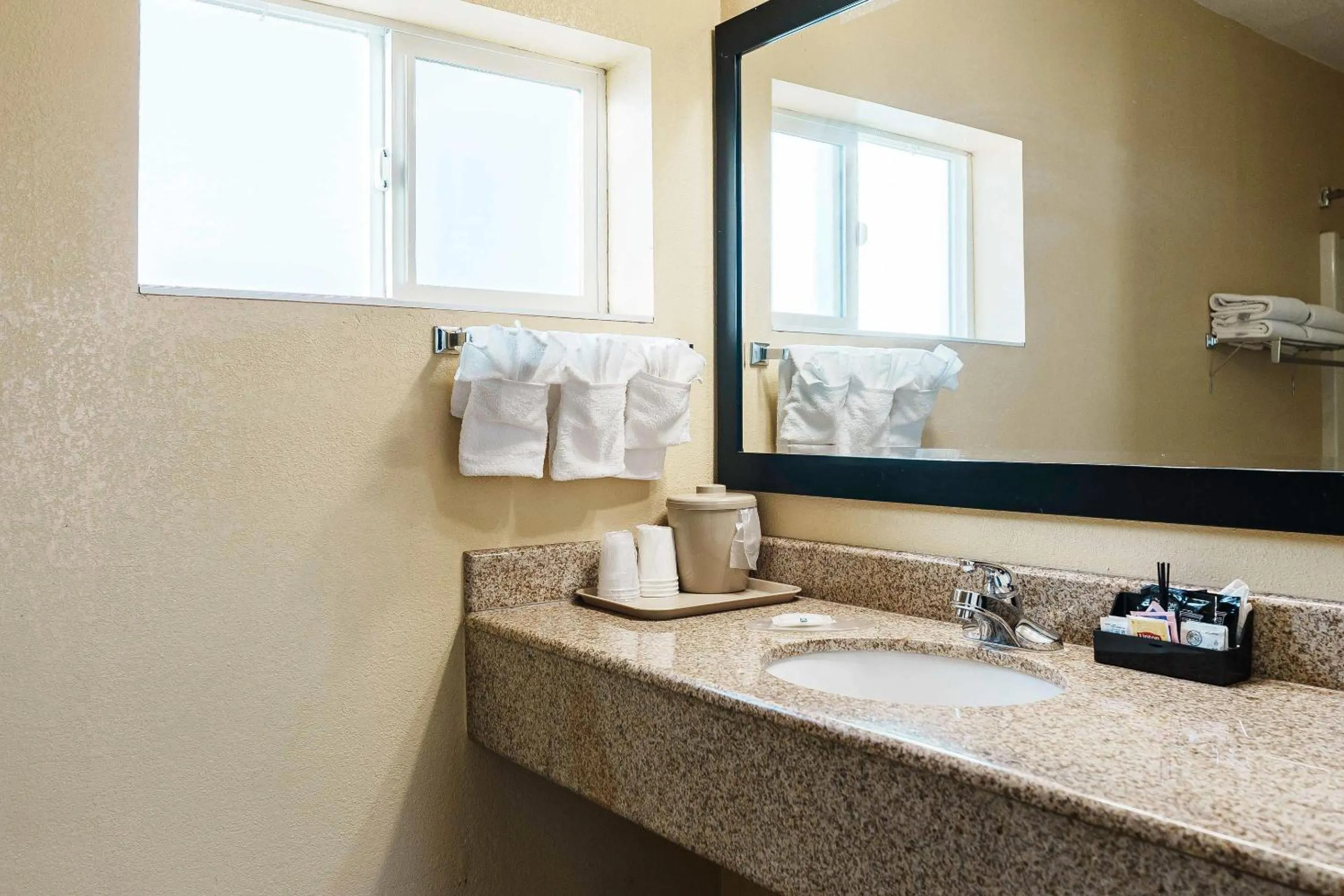 Bedroom in Quality Inn Ukiah