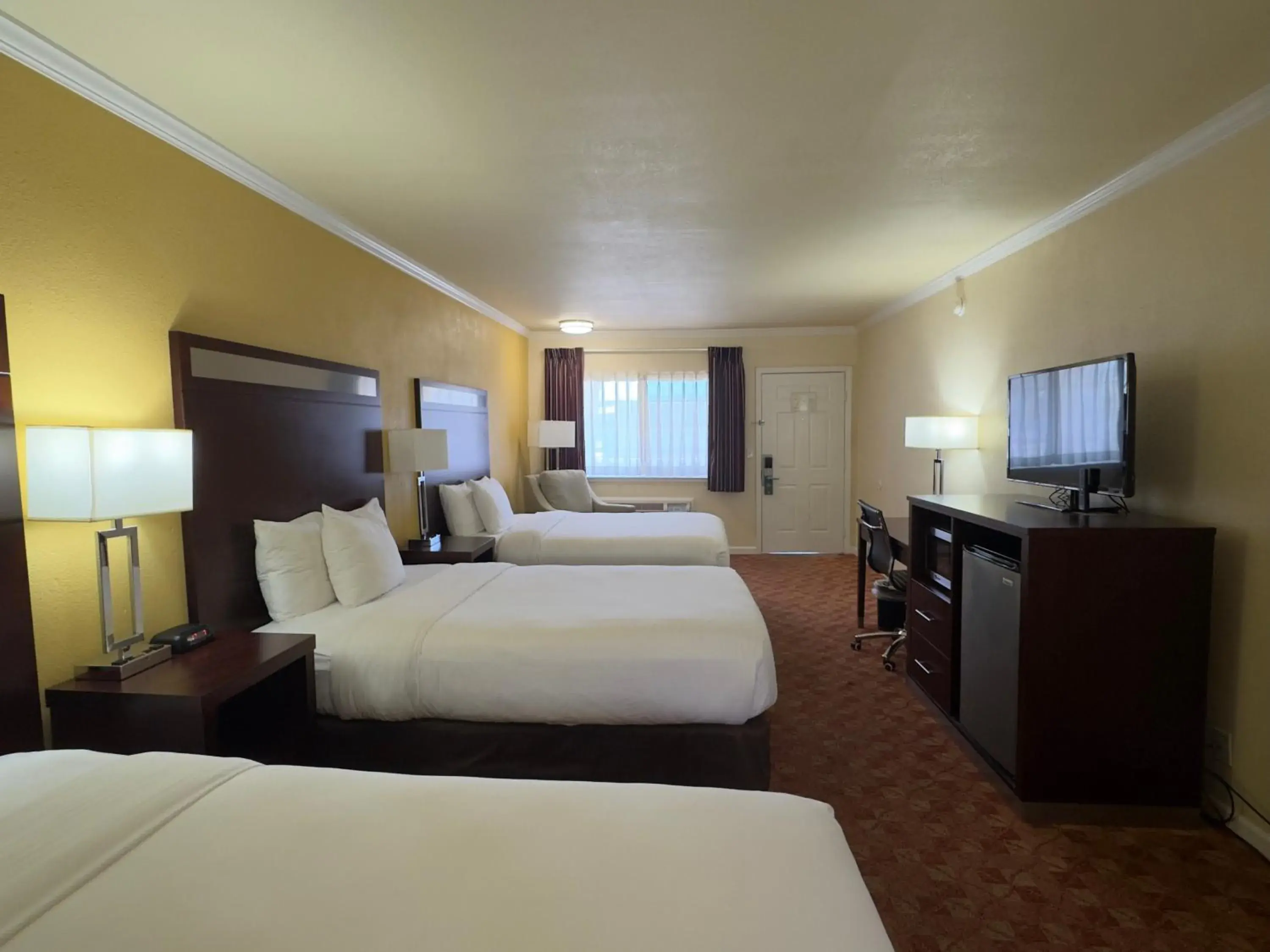 Room with Three Double Beds - Non-Smoking in Quality Inn Ukiah Room with Three Double Beds - Non-Smoking in Quality Inn Ukiah