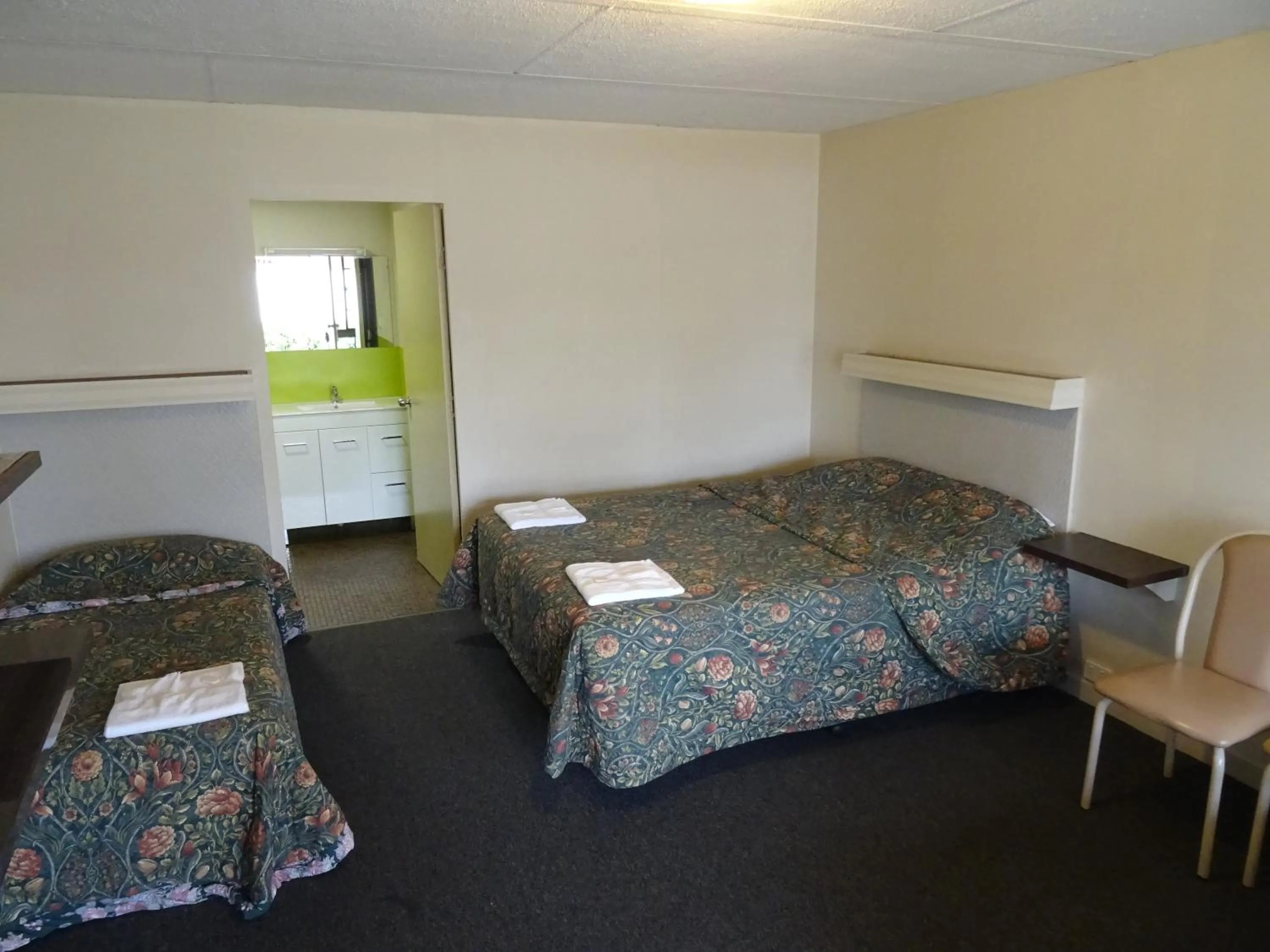 Bed in Paringa Hotel Motel