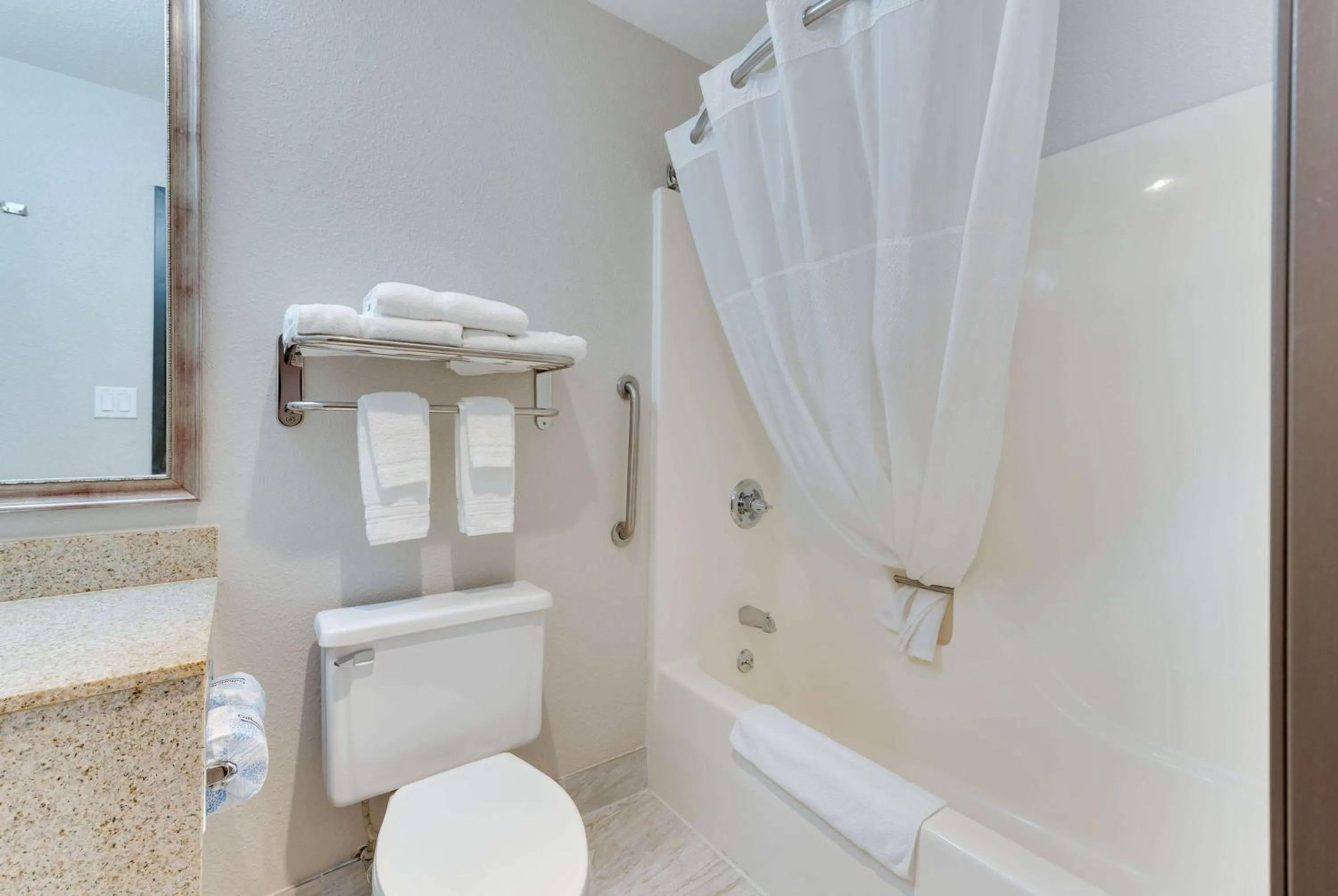 TV and multimedia in Baymont by Wyndham Salida