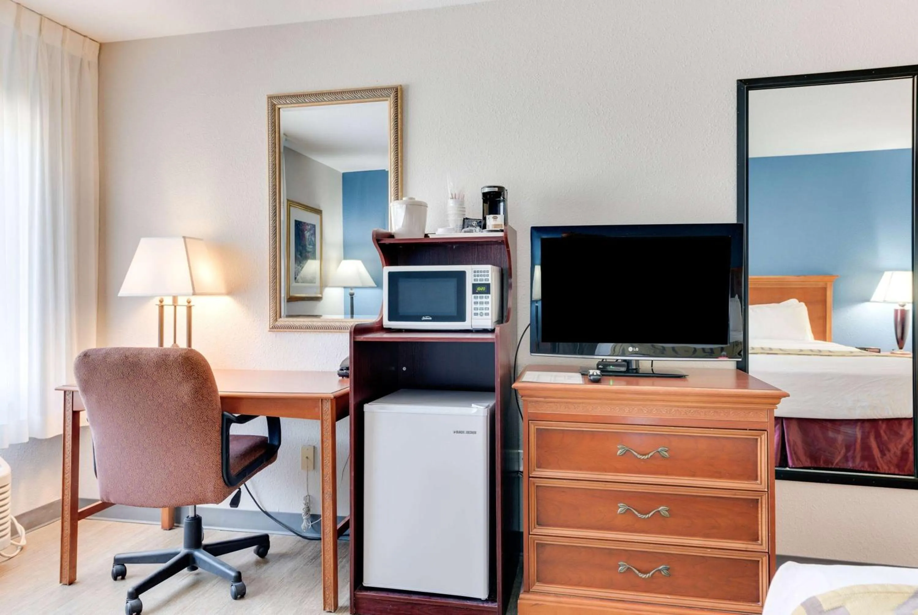 Photo of the whole room, Bed in Baymont by Wyndham Salida