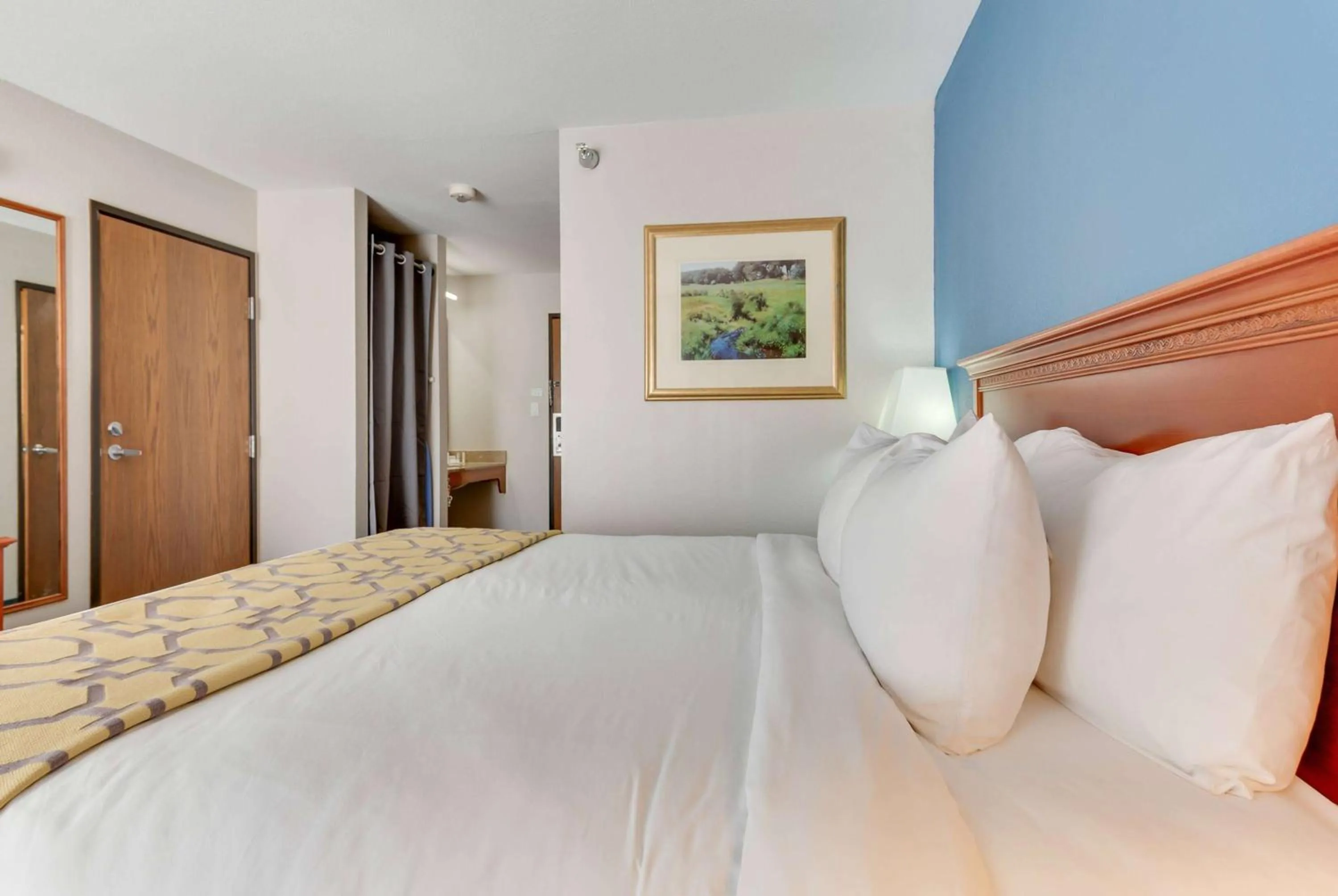 Photo of the whole room, Bed in Baymont by Wyndham Salida