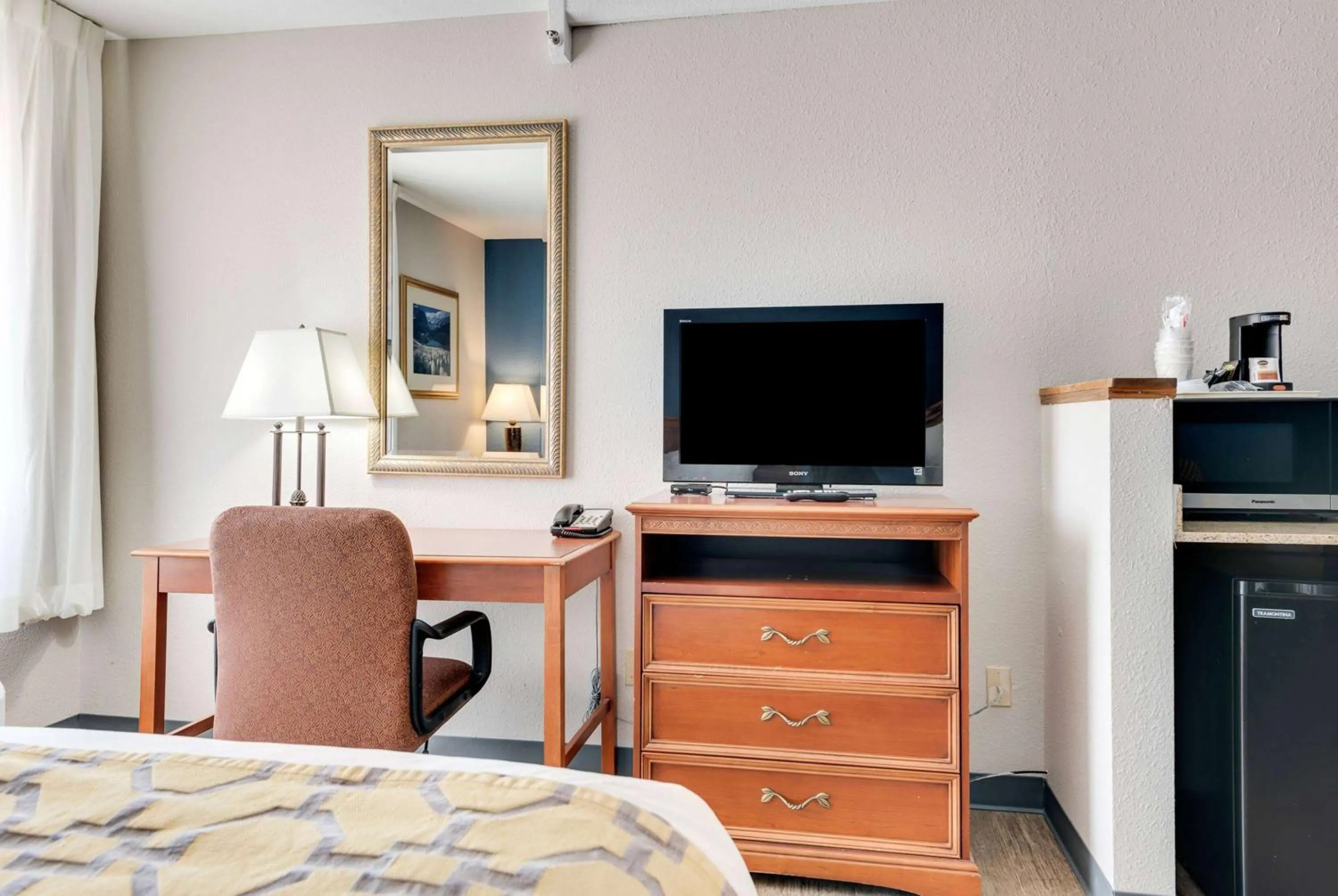 Photo of the whole room, Bed in Baymont by Wyndham Salida