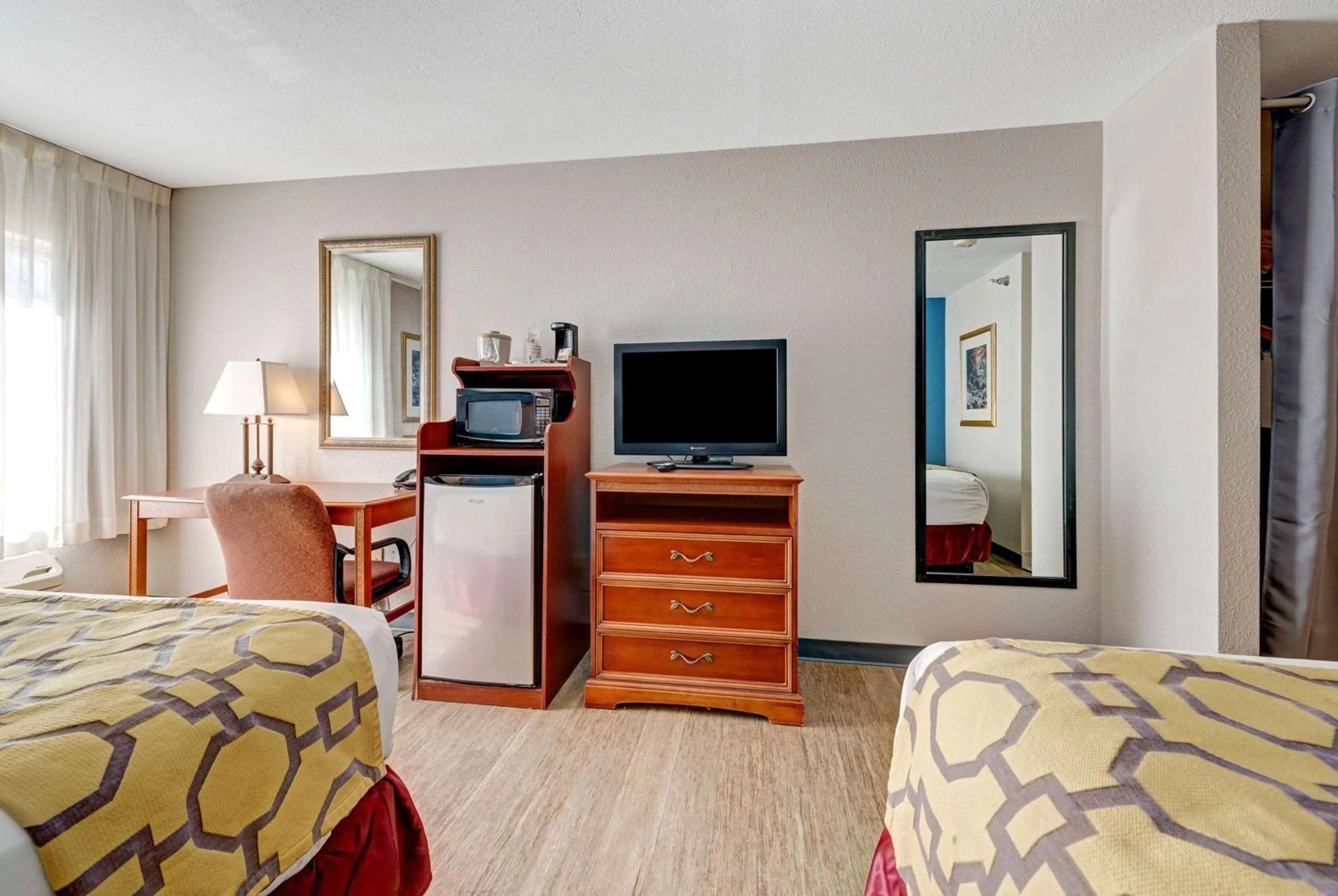 Photo of the whole room, Bed in Baymont by Wyndham Salida