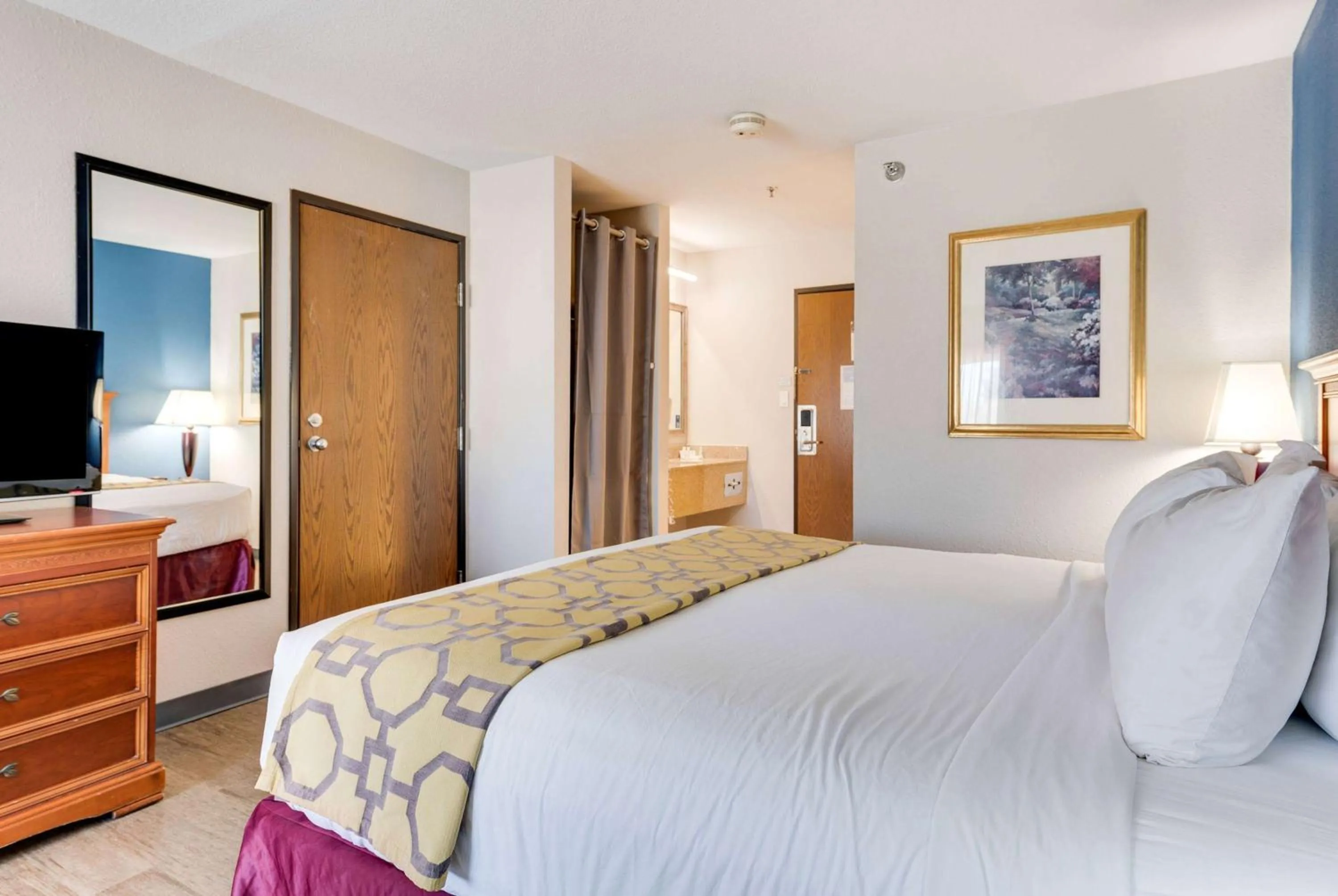 Photo of the whole room, Bed in Baymont by Wyndham Salida