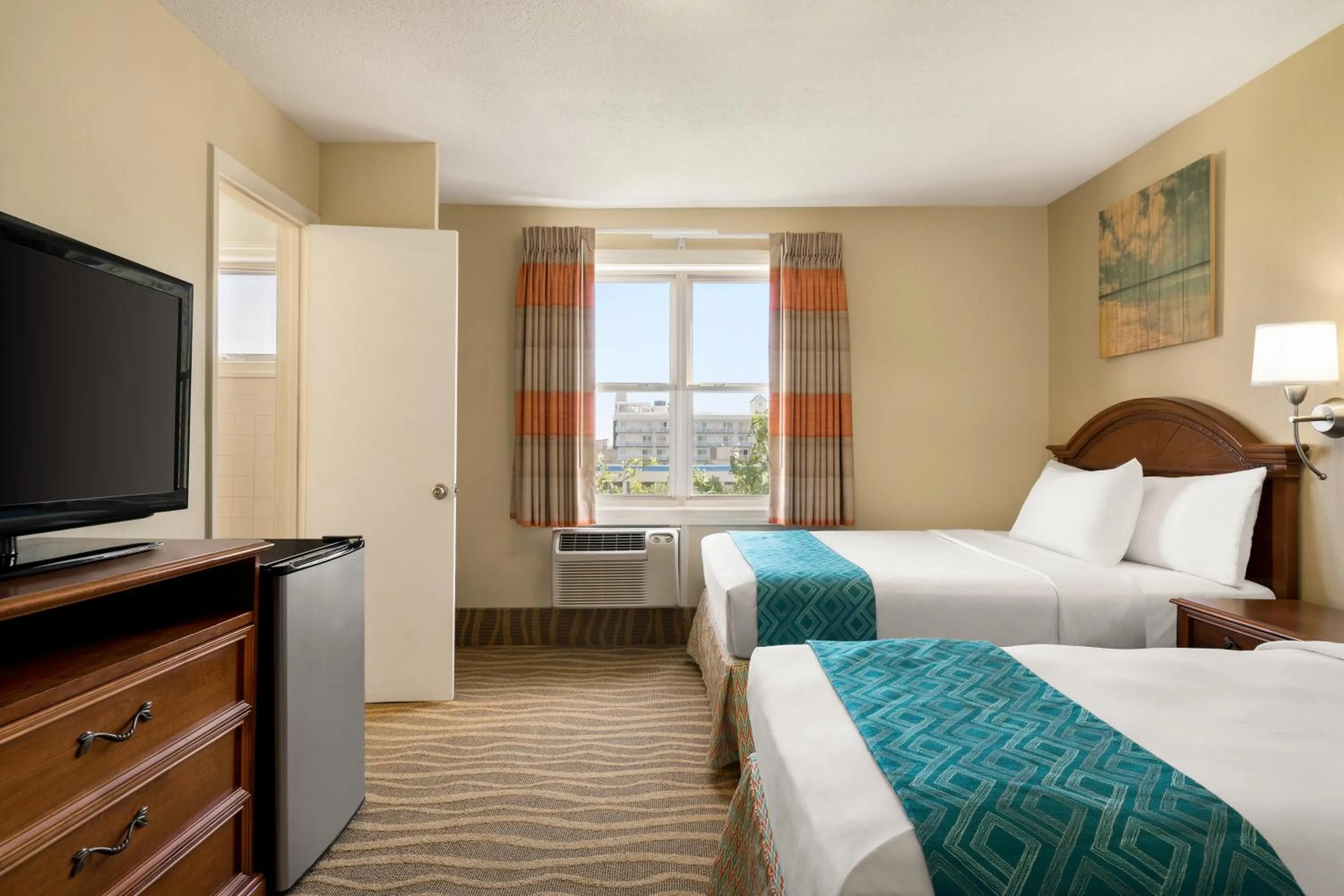 Photo of the whole room, Bed in Plim Plaza Hotel