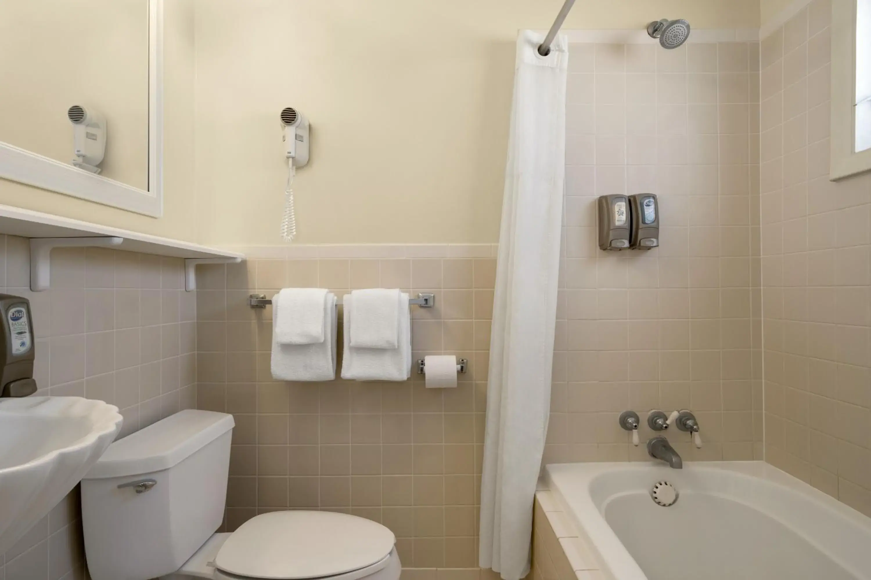 Side View w/ One Double Bed & One Single Bed Non Smoking in Plim Plaza Hotel Side View w/ One Double Bed & One Single Bed Non Smoking in Plim Plaza Hotel