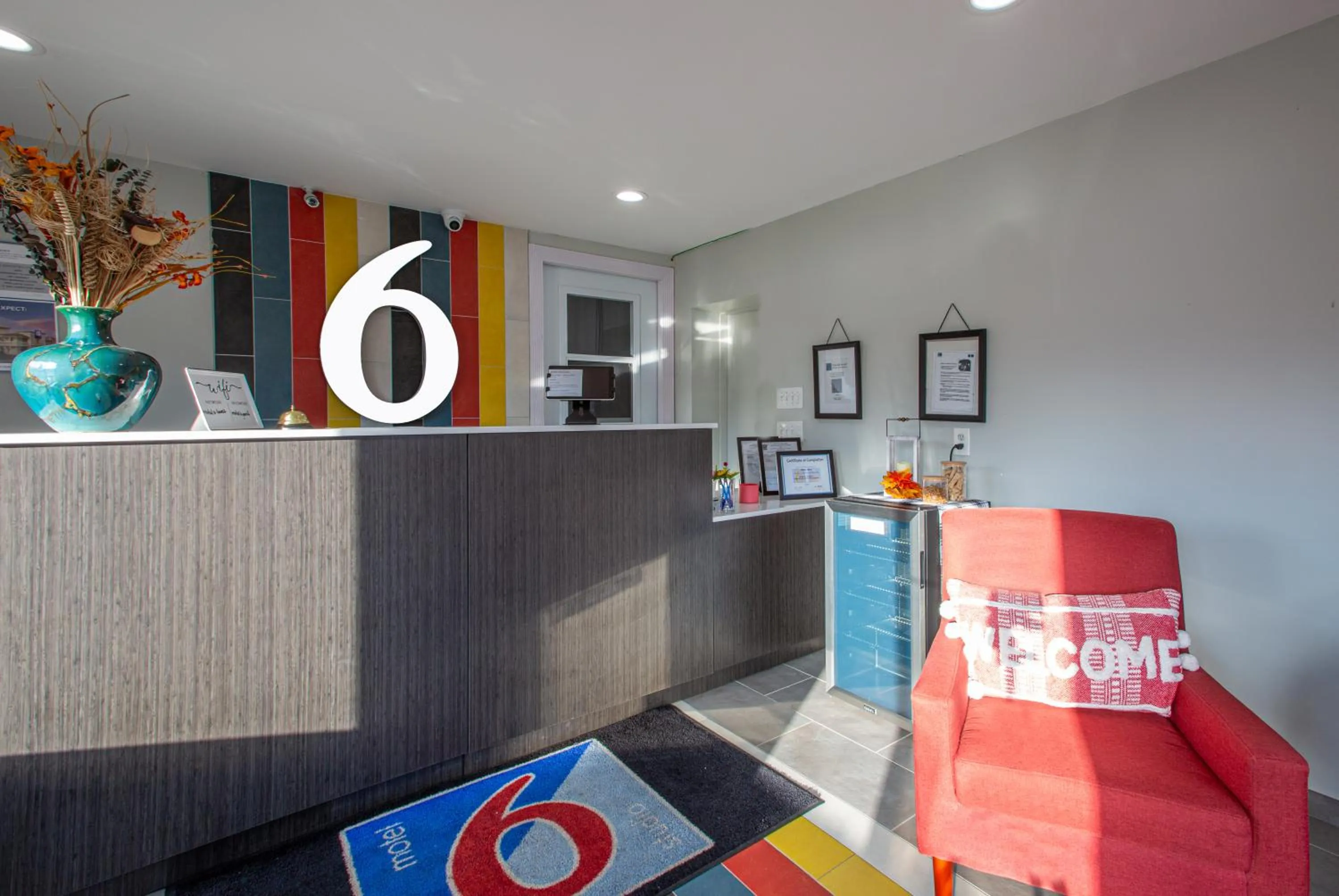 Seating area in Motel 6 Williams AZ Downtown Grand Canyon