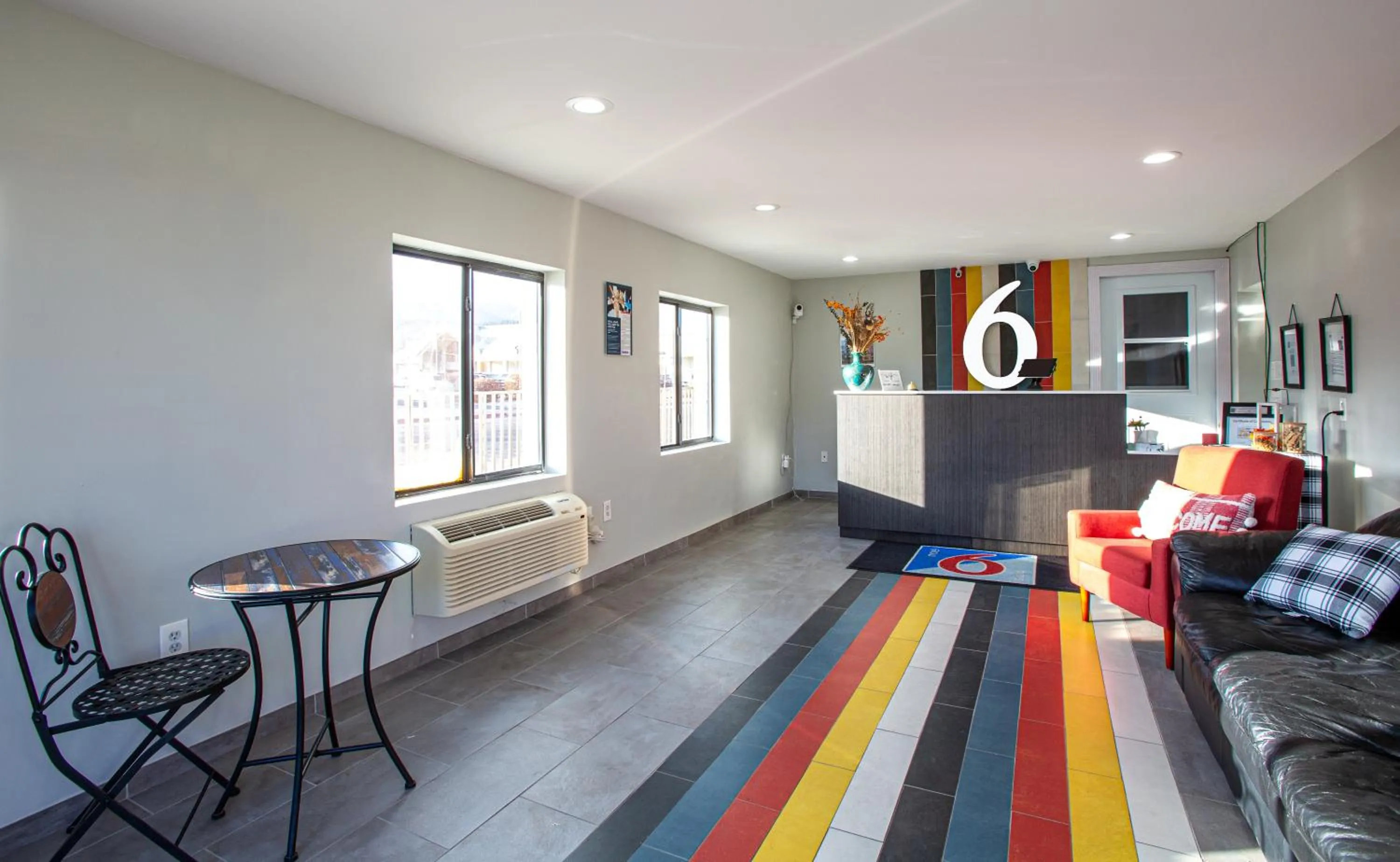 Communal lounge/ TV room in Motel 6 Williams AZ Downtown Grand Canyon