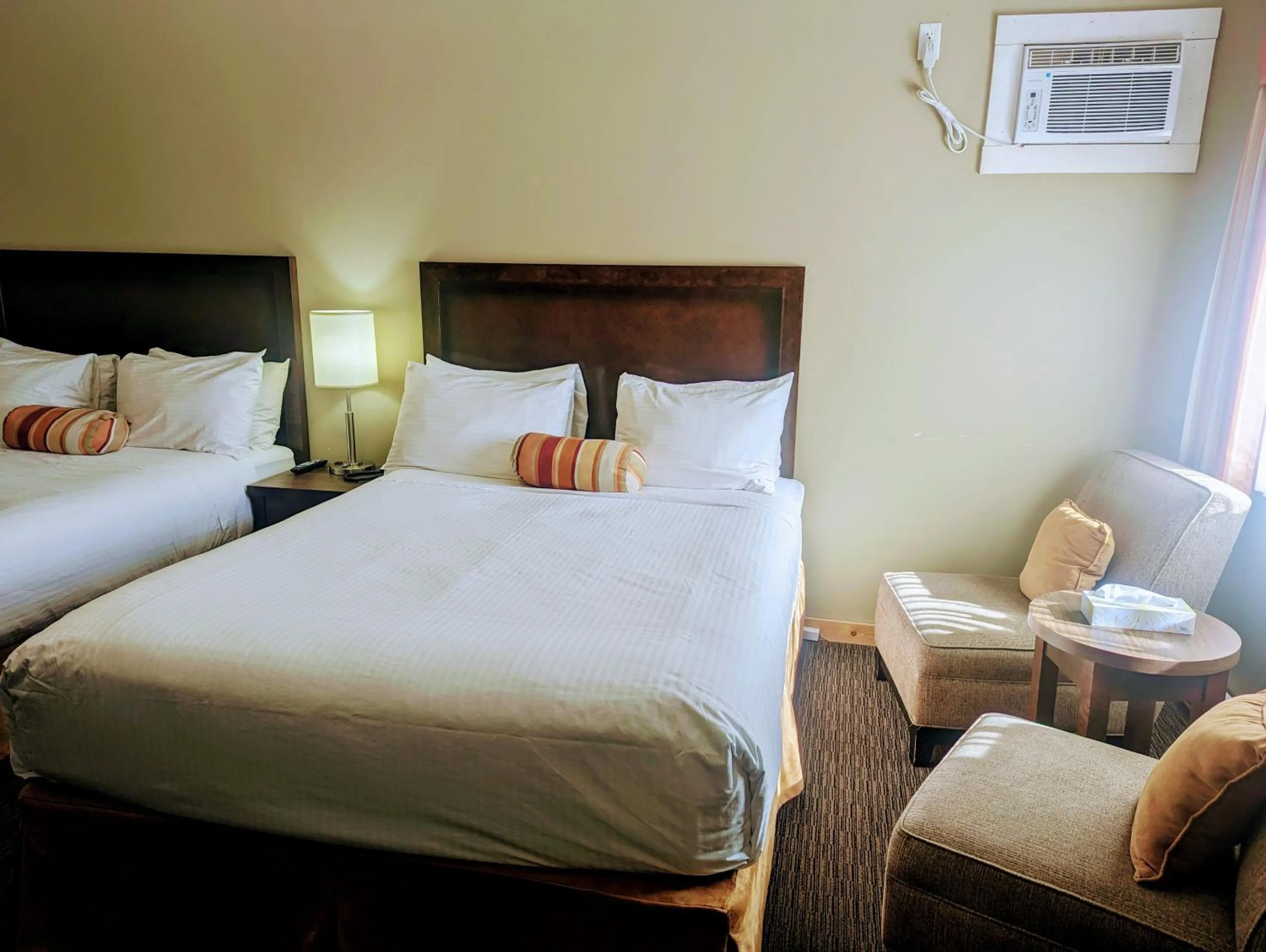 Bed in Alpine Inn & Suites