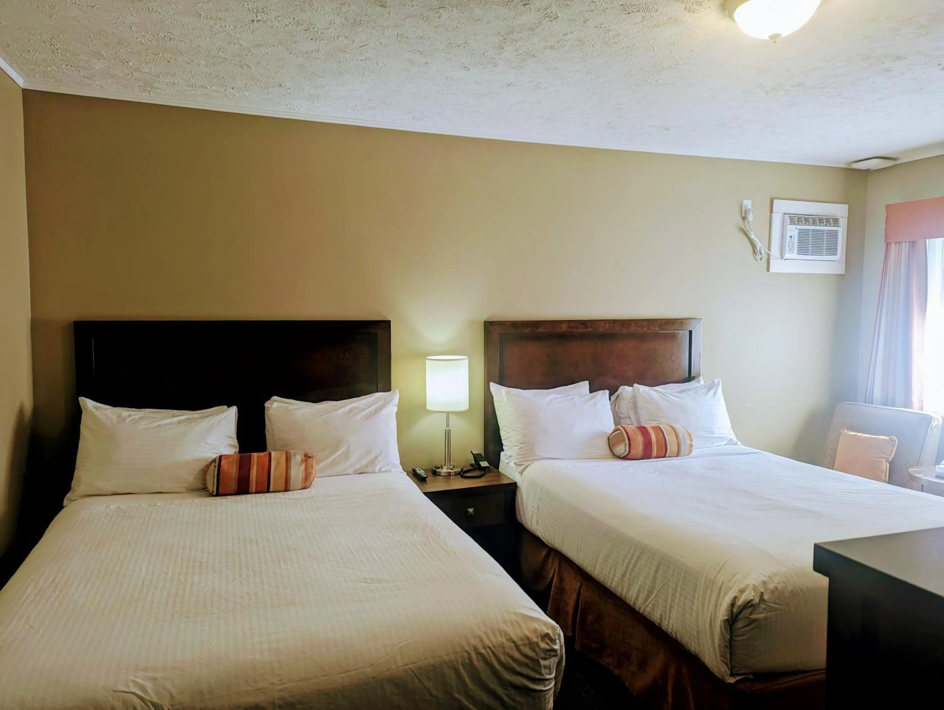 Bed in Alpine Inn & Suites