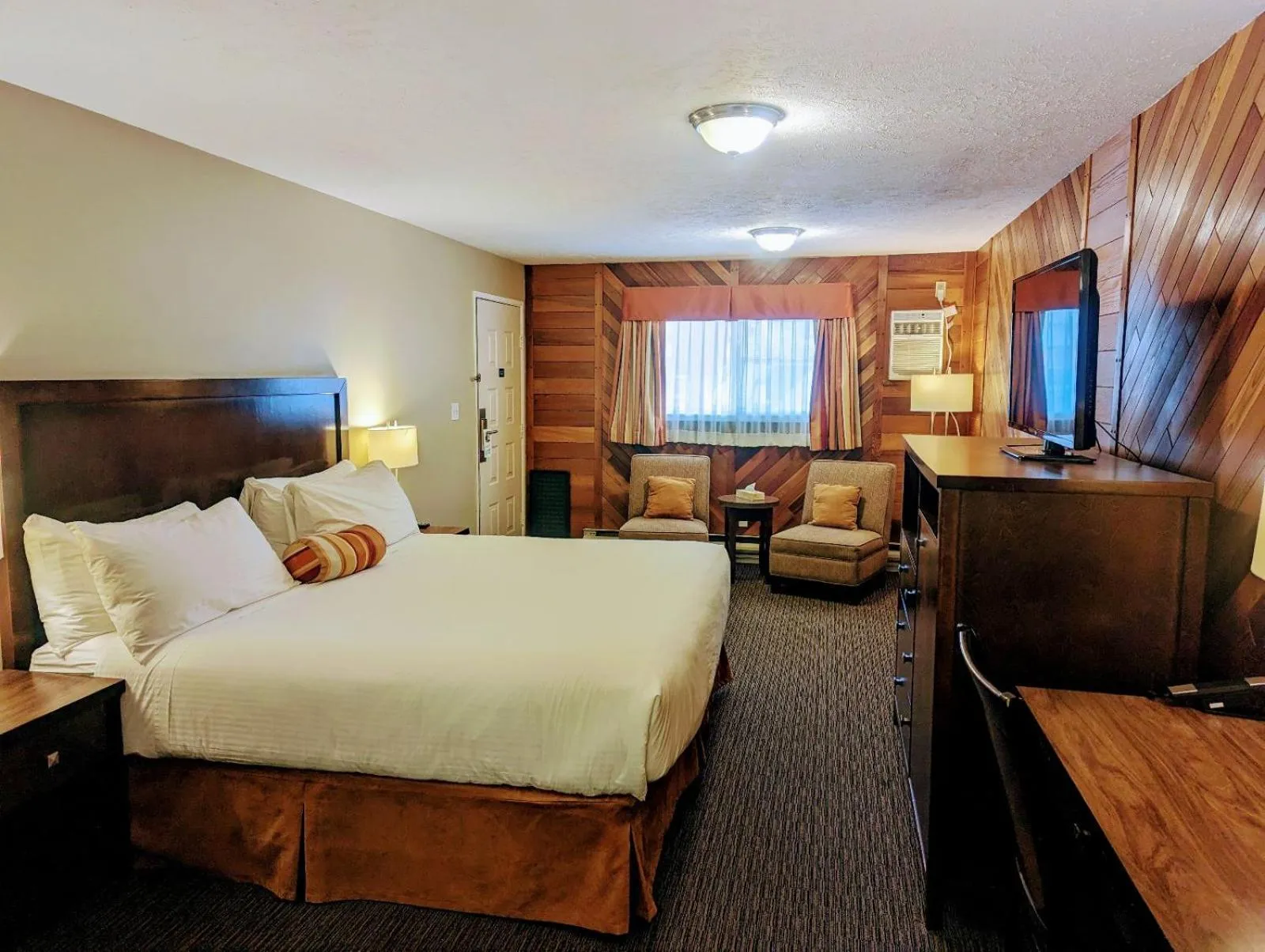 Bedroom, Bed in Alpine Inn & Suites