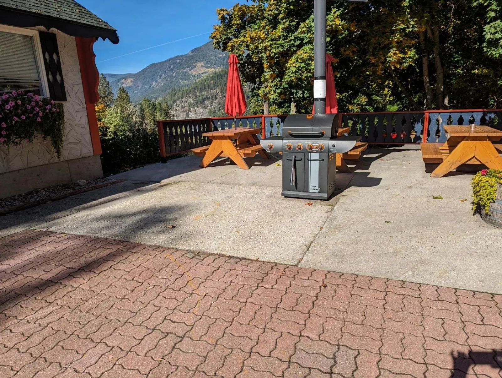 Patio in Alpine Inn & Suites