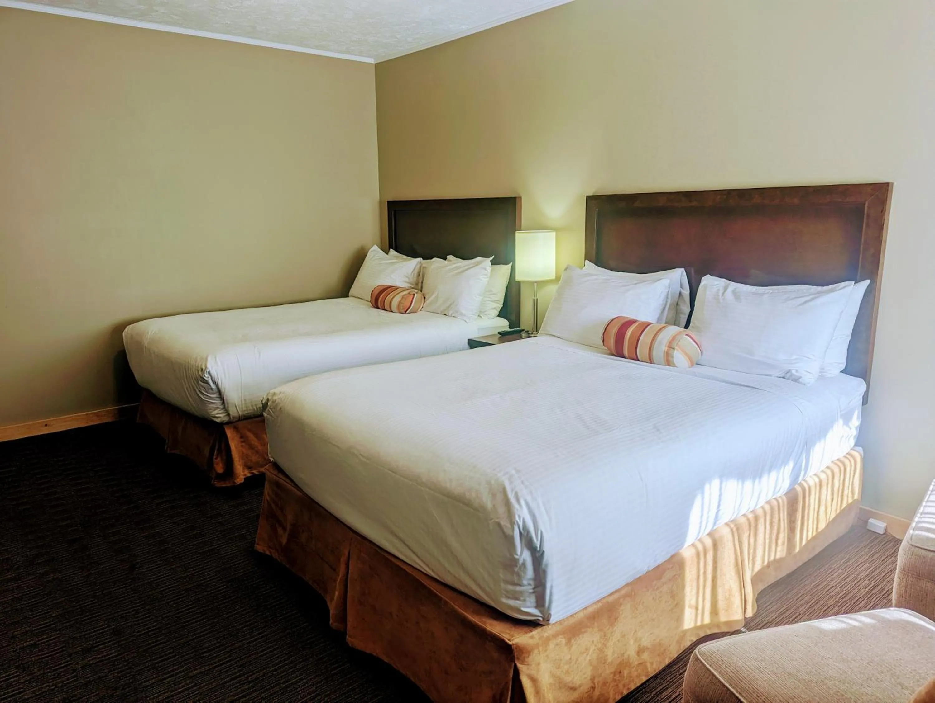 Bed in Alpine Inn & Suites