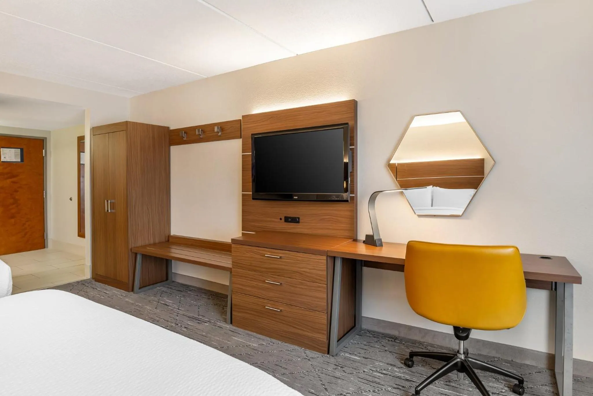 Photo of the whole room, Bed in Holiday Inn Express and Suites - Petersburg - Fort Lee by IHG