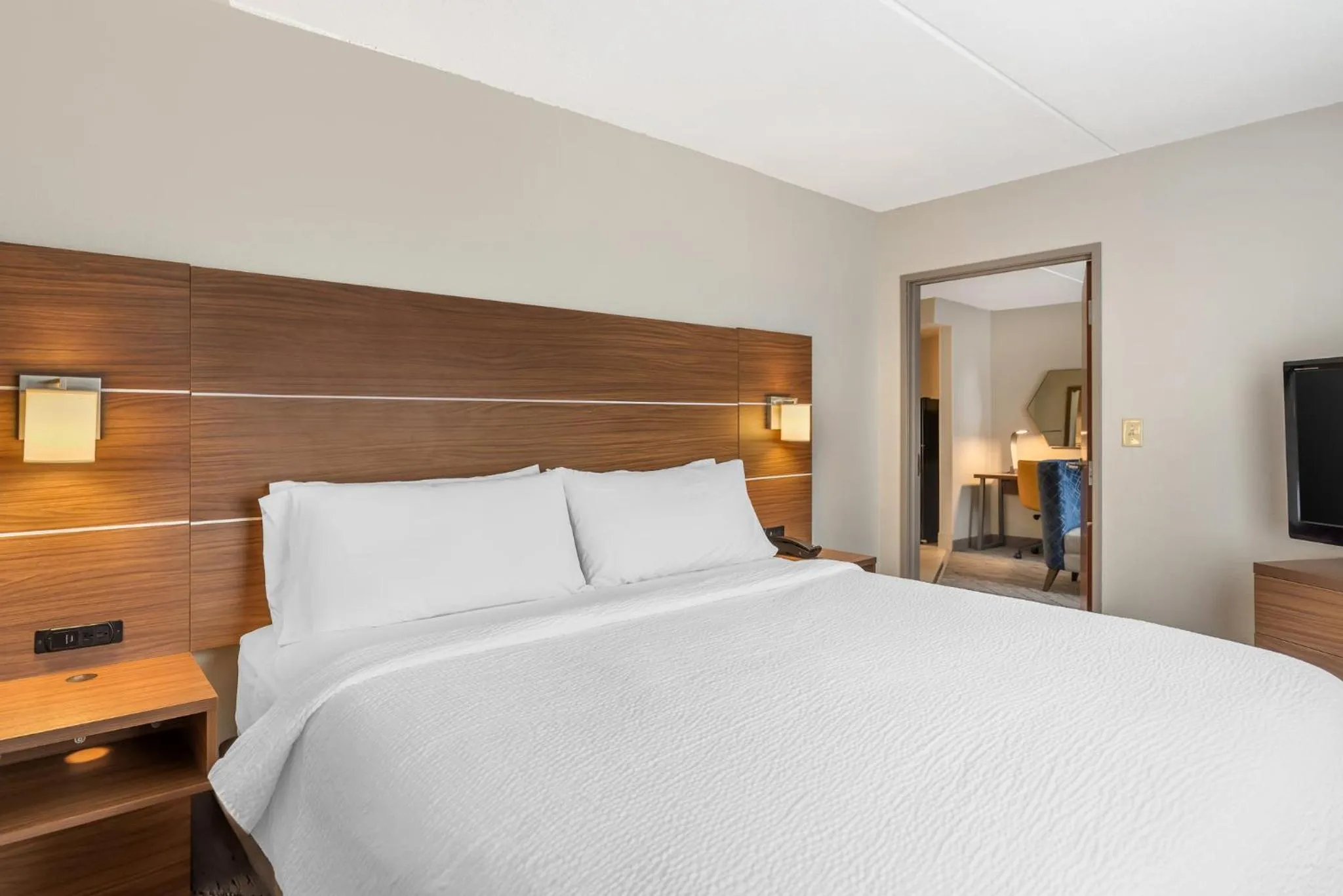 Photo of the whole room, Bed in Holiday Inn Express and Suites - Petersburg - Fort Lee by IHG