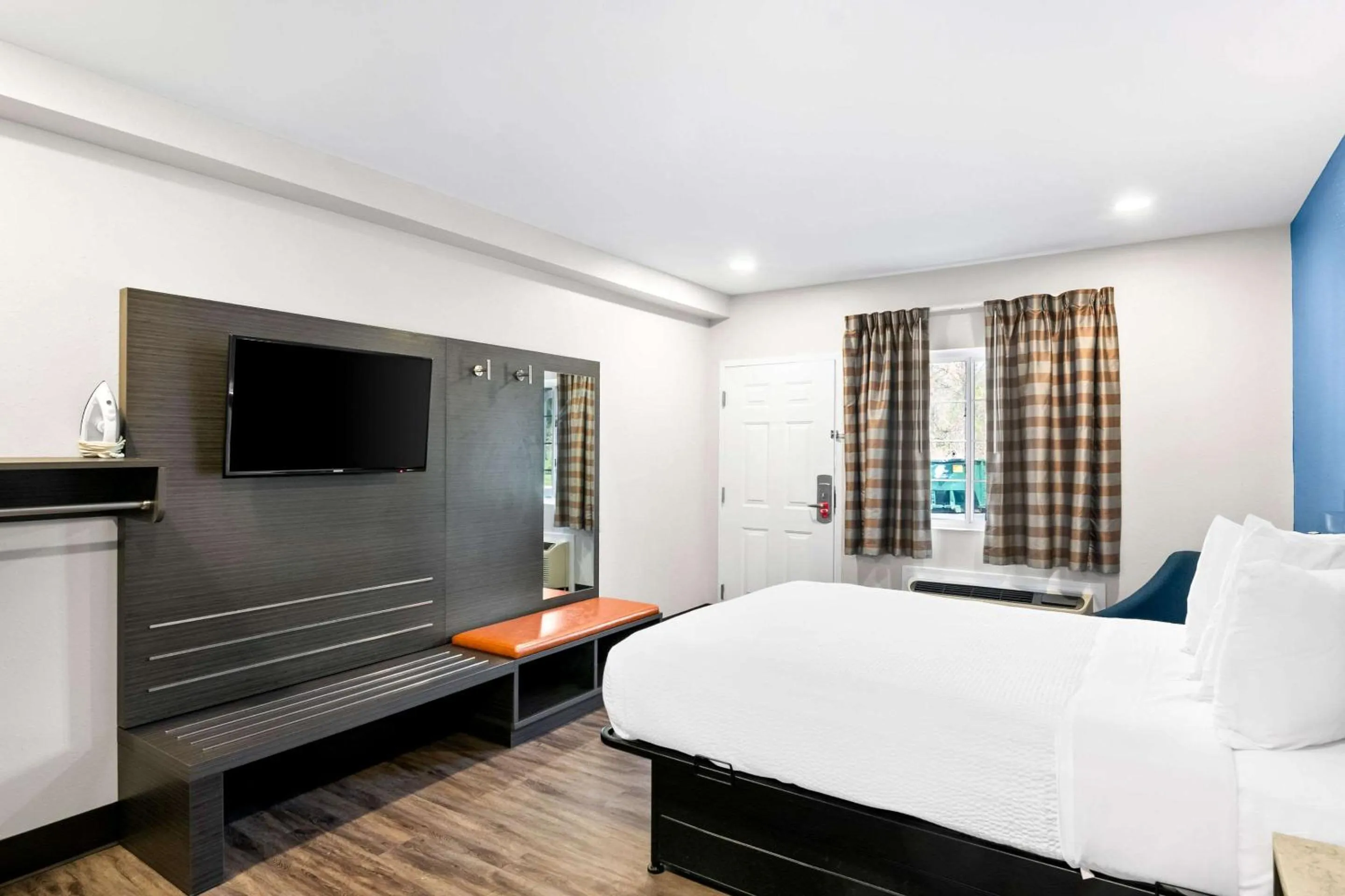 Bedroom, Bed in Days Inn by Wyndham Bethel - Danbury