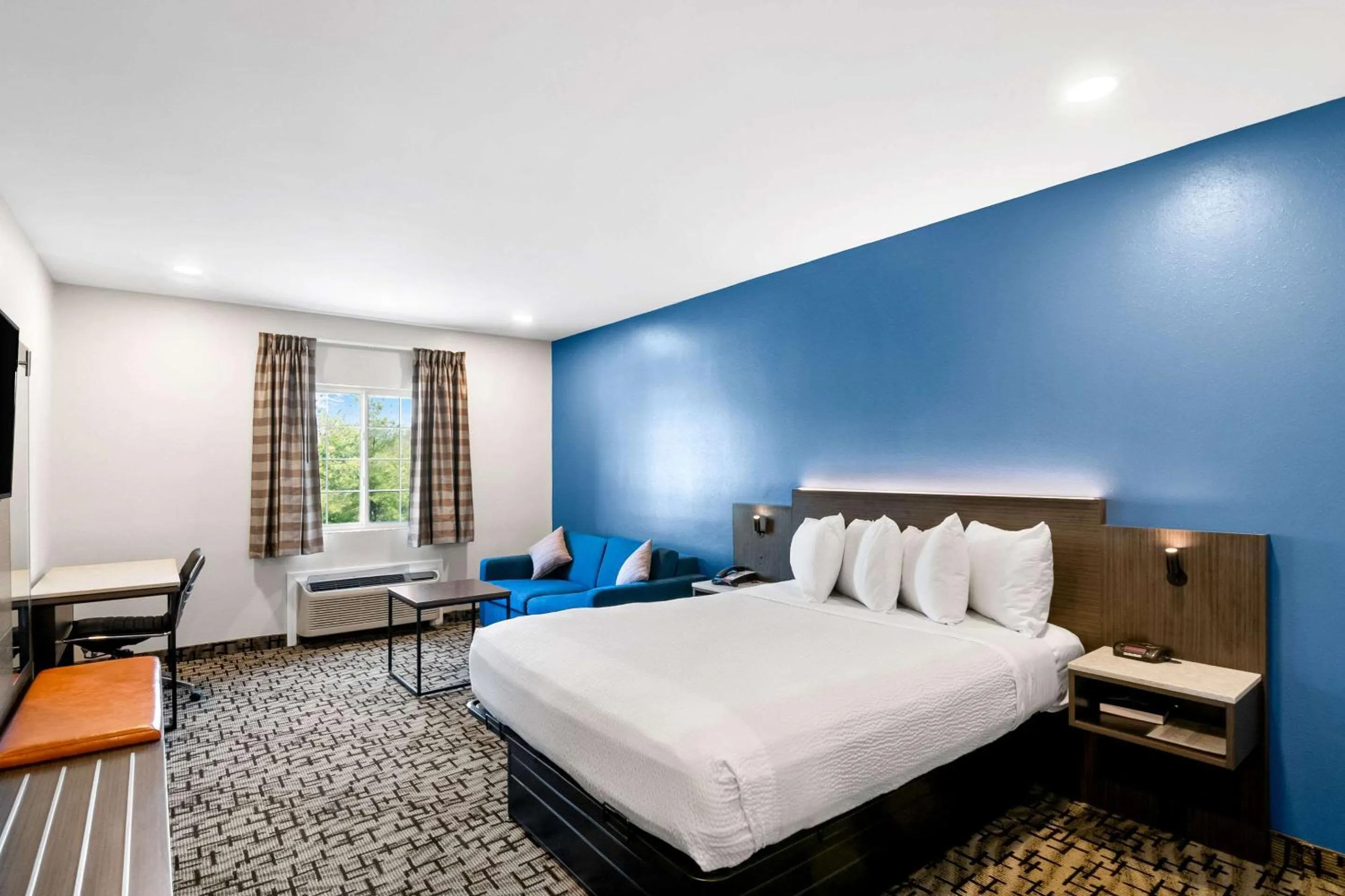 Bedroom, Bed in Days Inn by Wyndham Bethel - Danbury