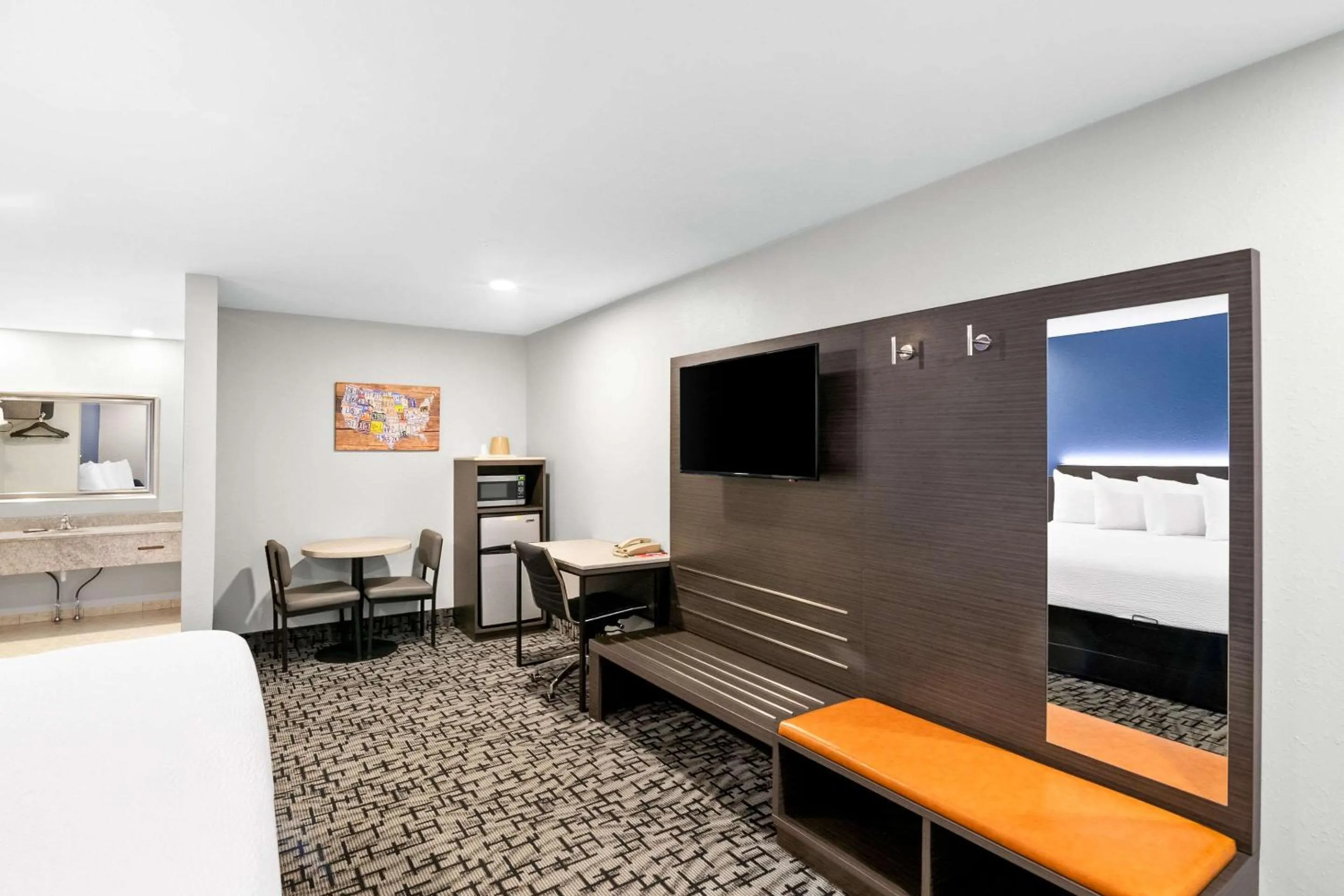 Bedroom, Bed in Days Inn by Wyndham Bethel - Danbury