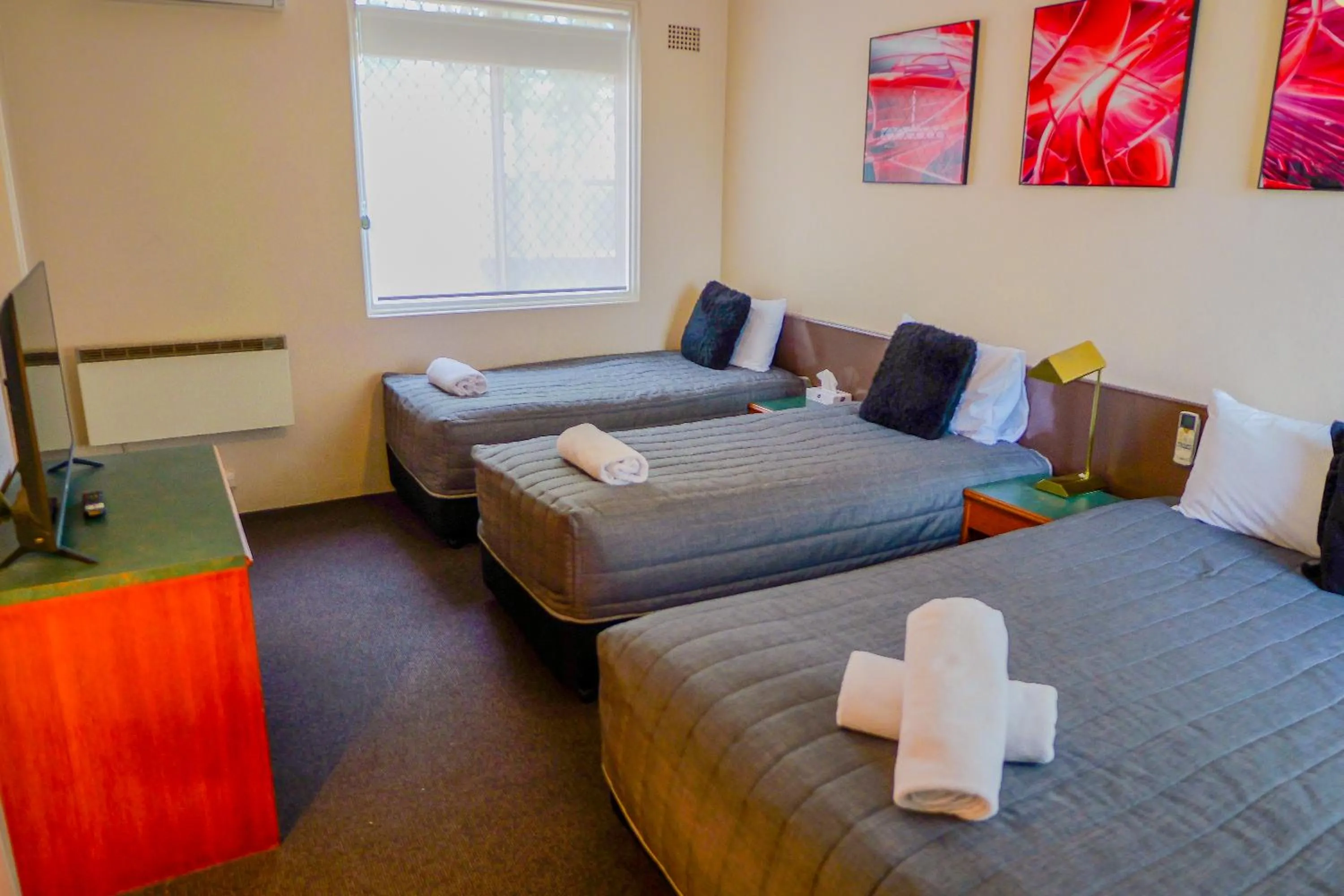 Bed in Abbotsleigh Motor Inn