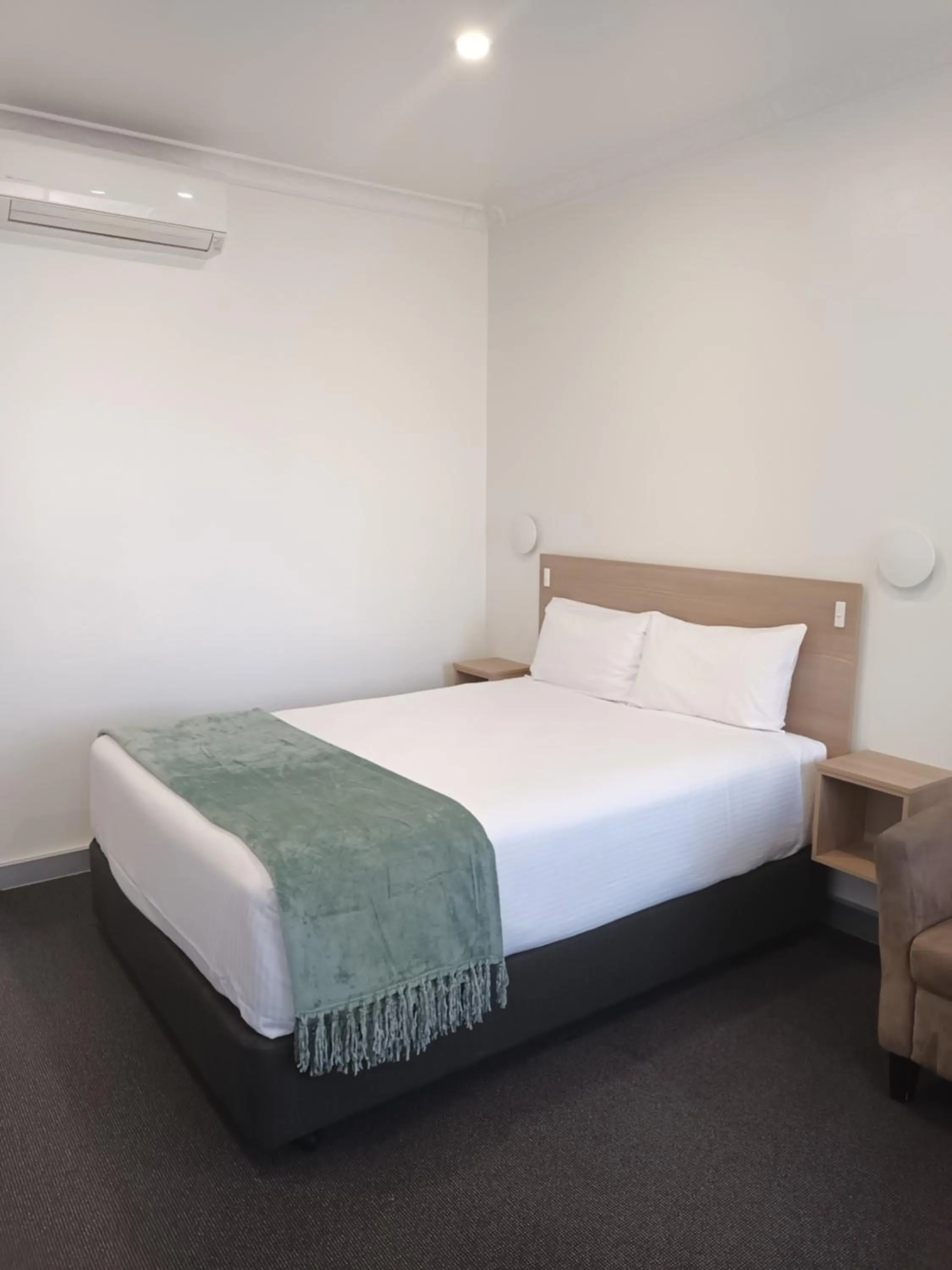 Bed in Abbotsleigh Motor Inn