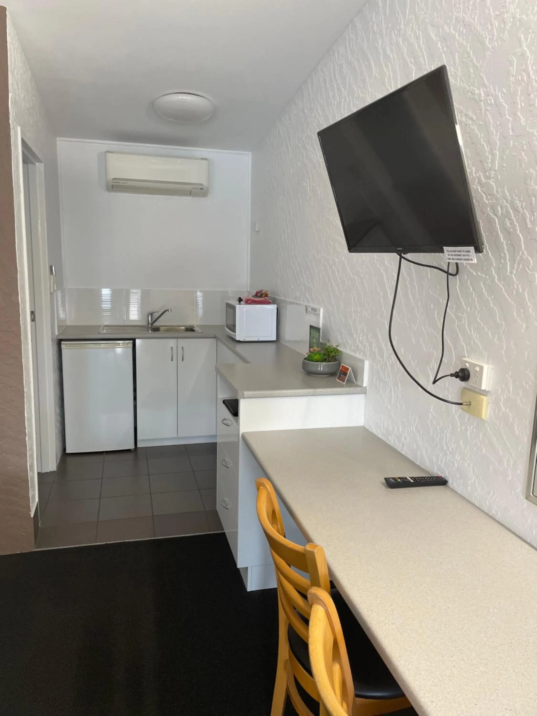 Kitchen or kitchenette in Bundaberg Spanish Motor Inn