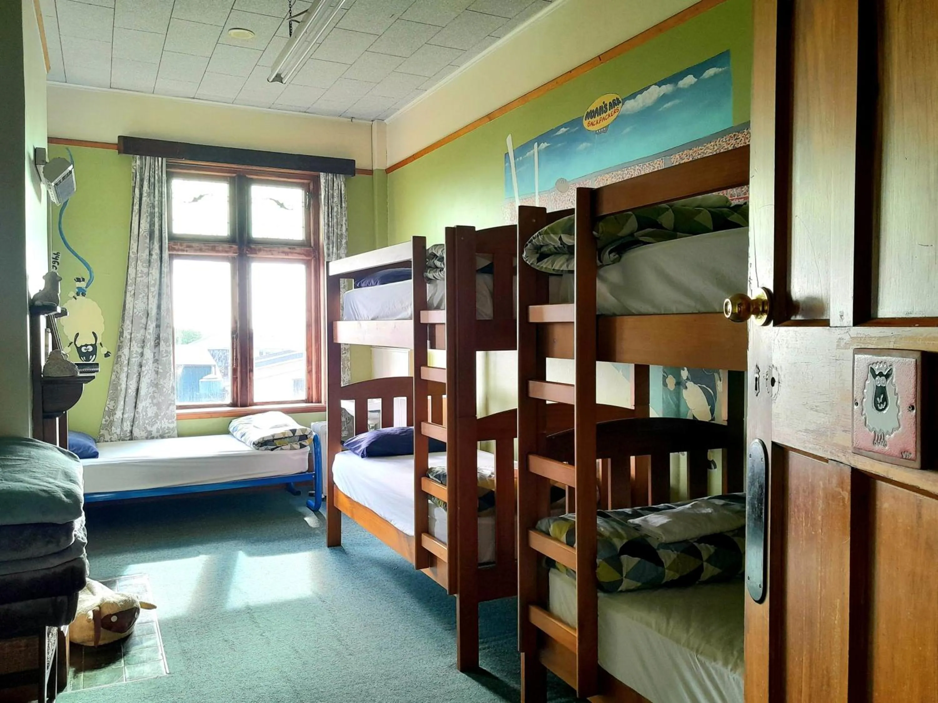 Bedroom, Bed in Noah's Ark Flashpacker