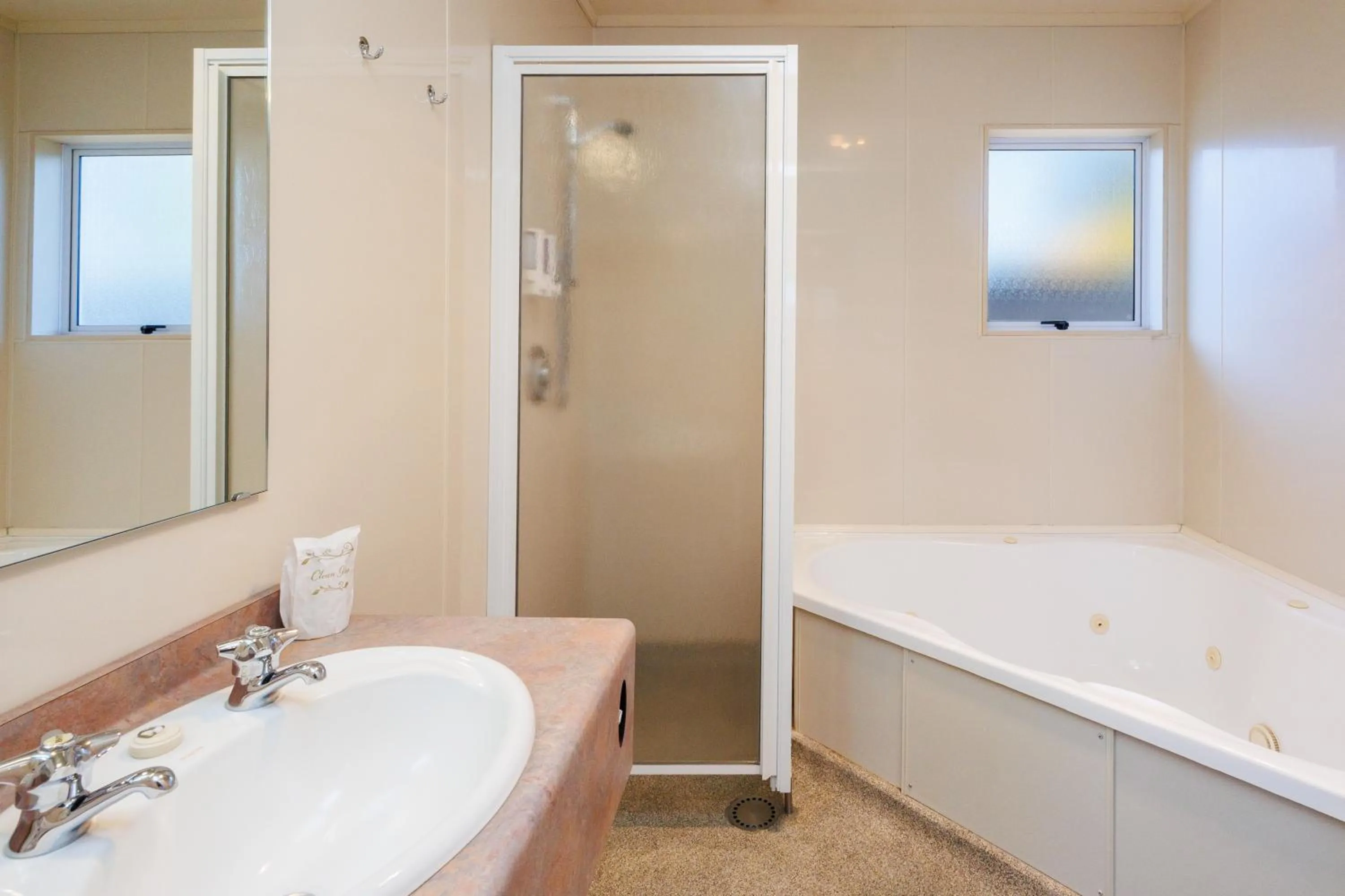 Bathroom in Braemar Motor Lodge