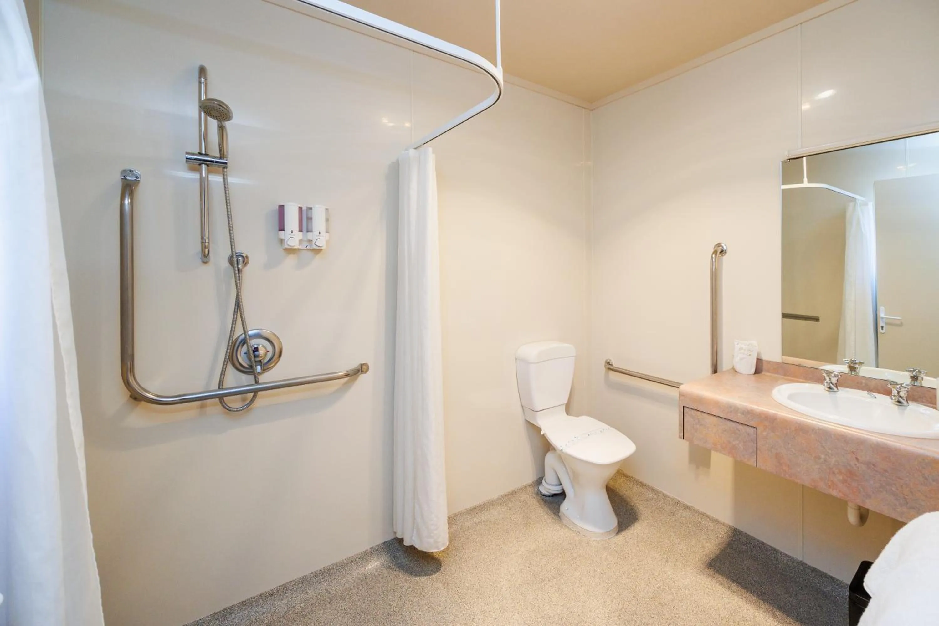 Bathroom in Braemar Motor Lodge